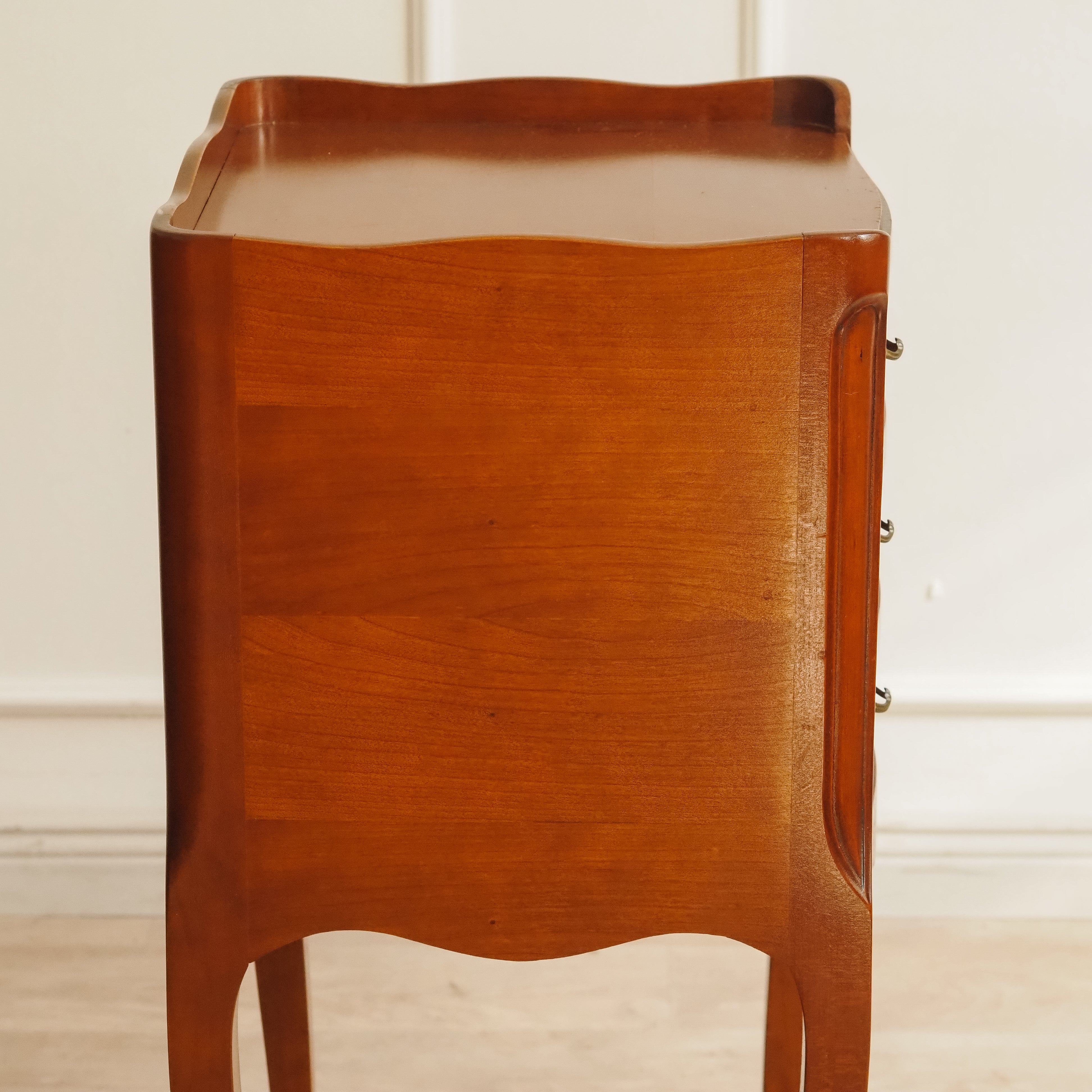 Nachttisch Paar Louis-XV-Stil Vintage – Chevets mit Galerie und geschwungenen Beinen