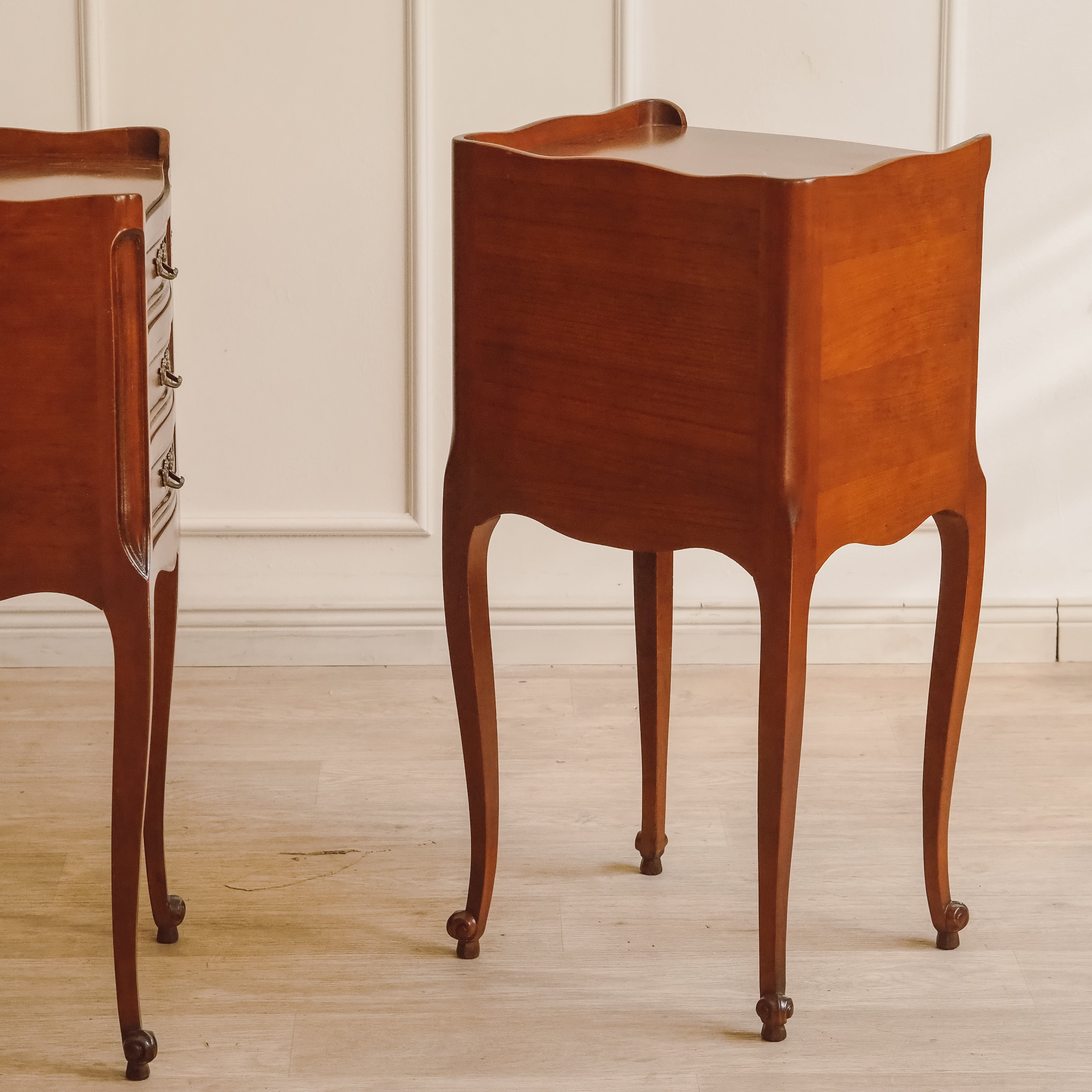 Nachttisch Paar Louis-XV-Stil Vintage – Chevets mit Galerie und geschwungenen Beinen