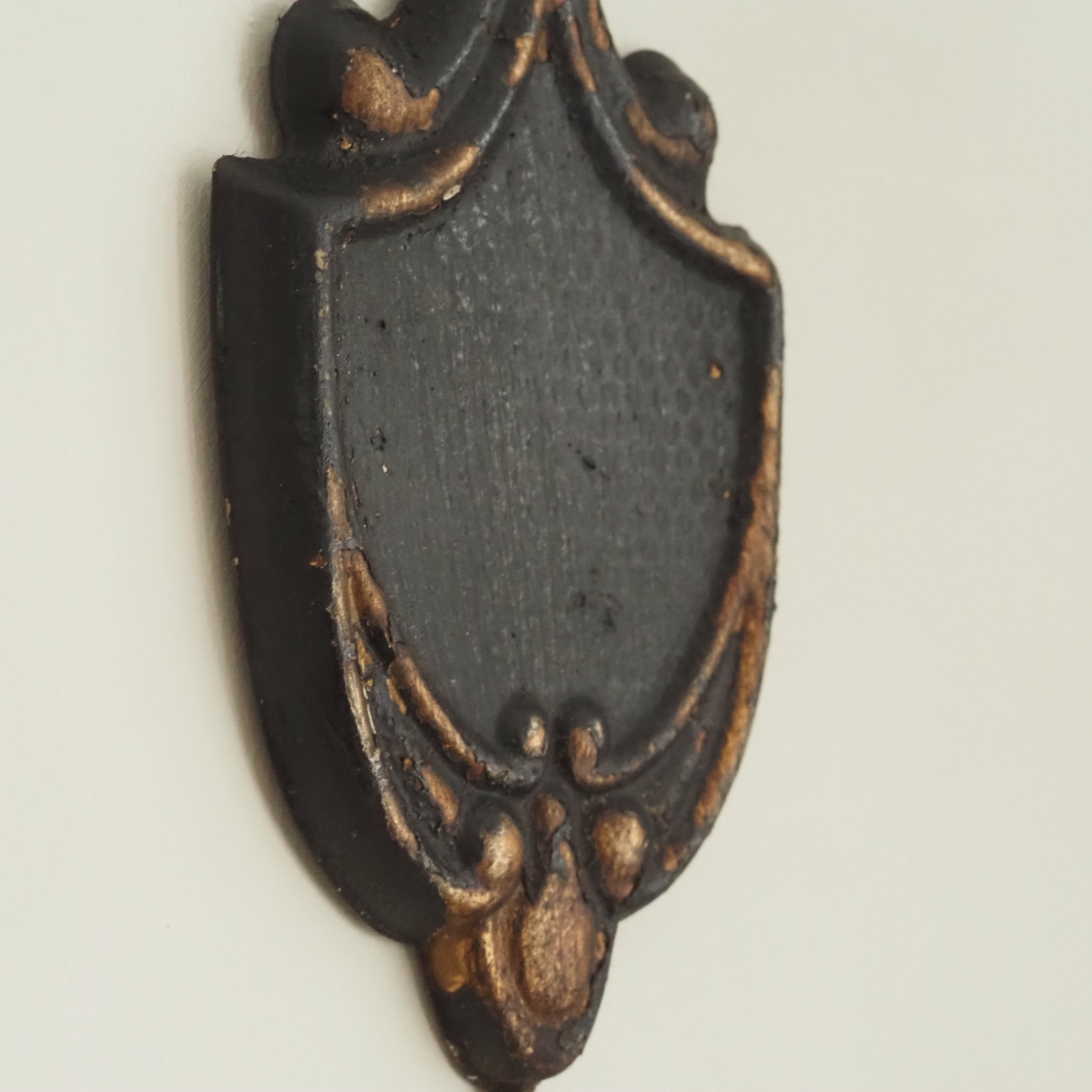 Wandhaken im Fleur-de-Lis-Stil · historisierendes Wandornament in Schwarz-Gold