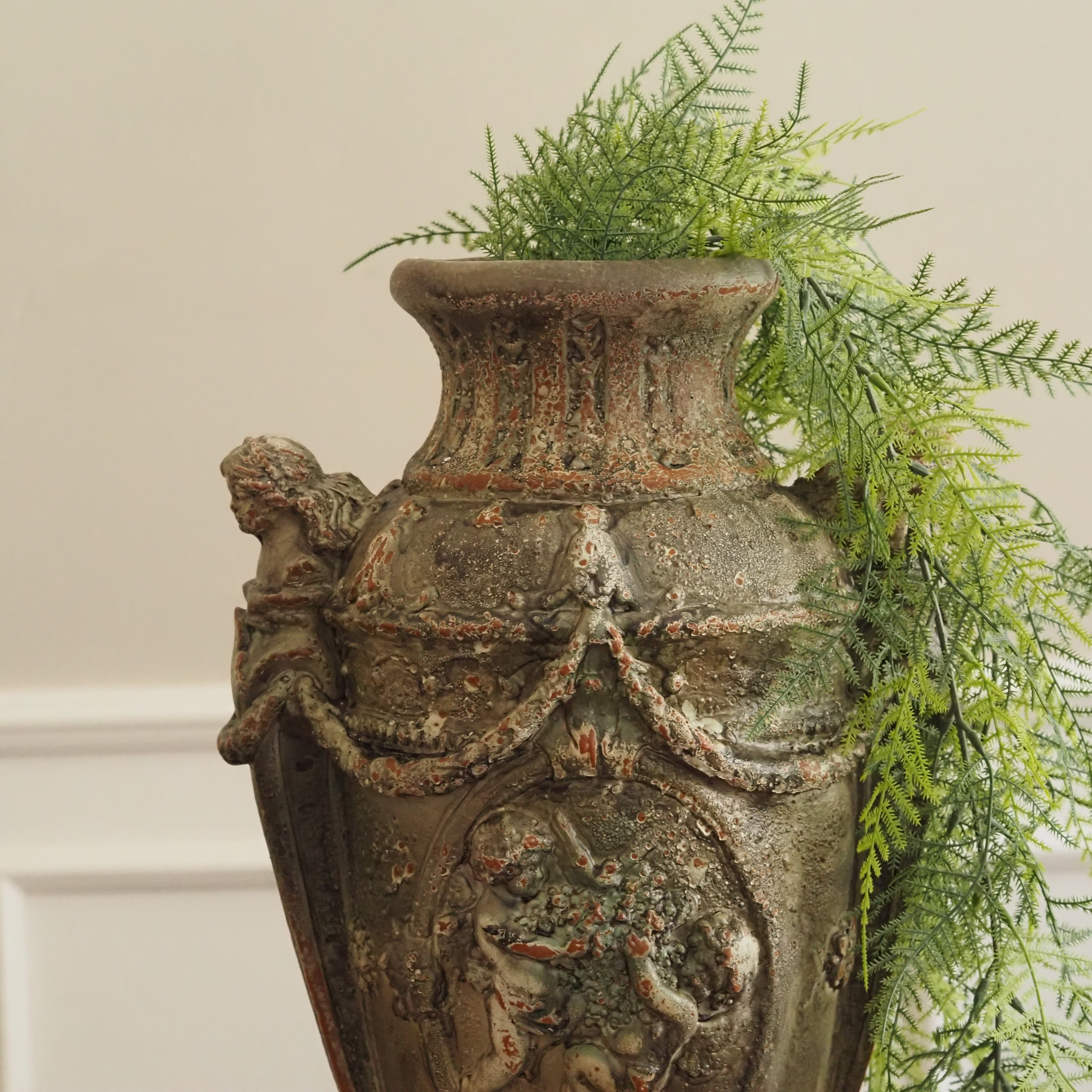 Amphoren-Vase Grün Terrakotta · Keramik mit Reliefdekor, angelehnt an den Klassizismus