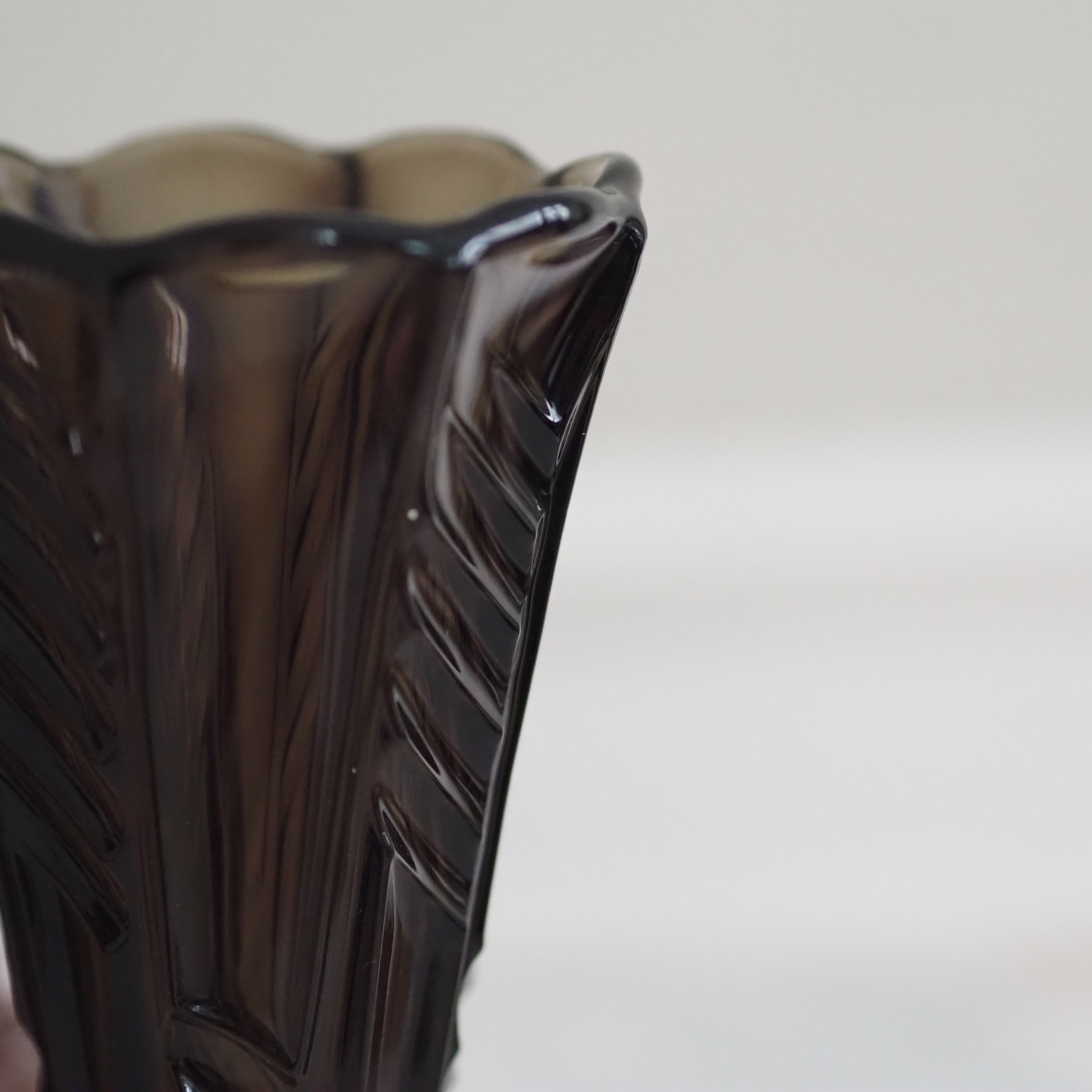 Vase aus dunklem Glas · Art-Déco-bezogene Formgebung