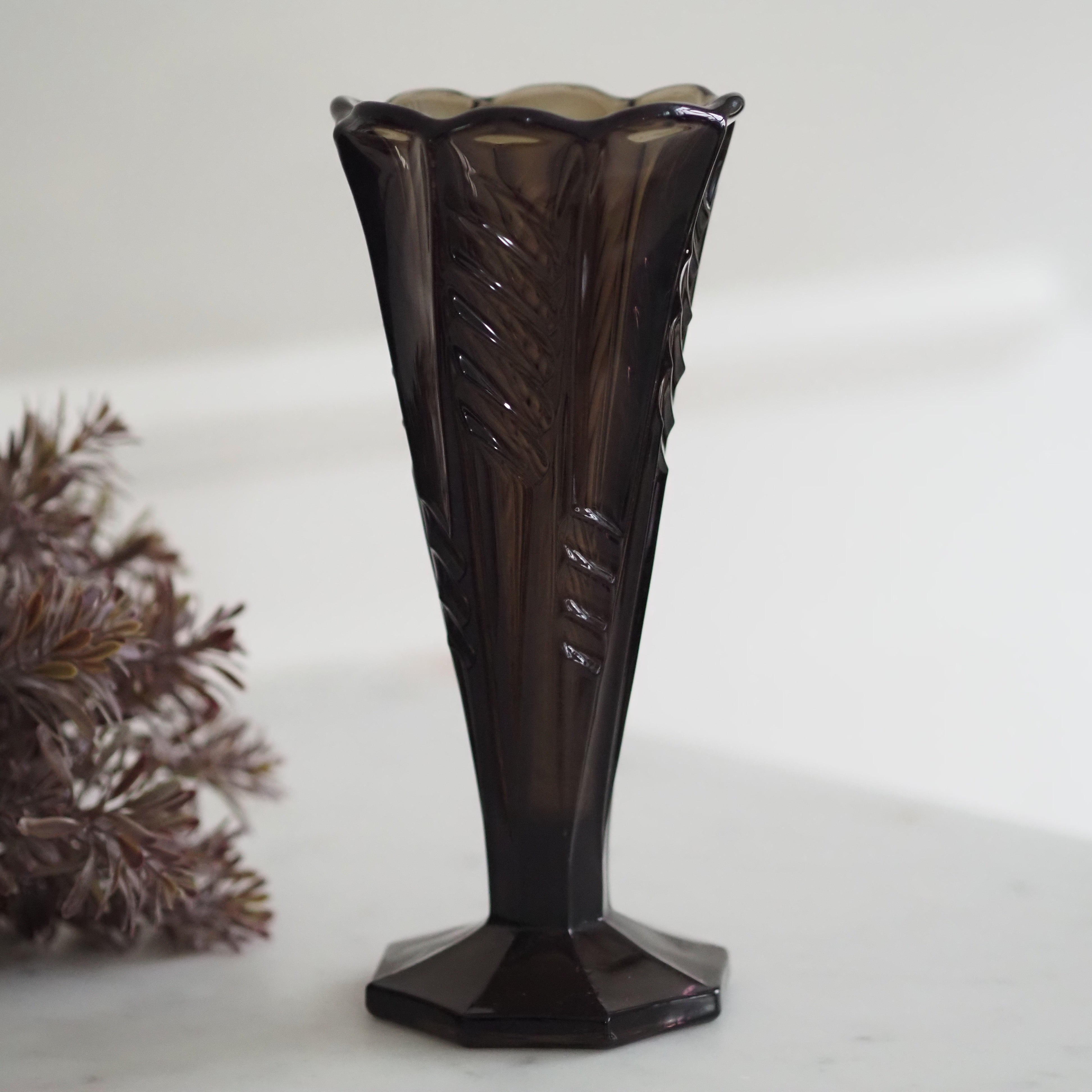 Vase aus dunklem Glas · Art-Déco-bezogene Formgebung