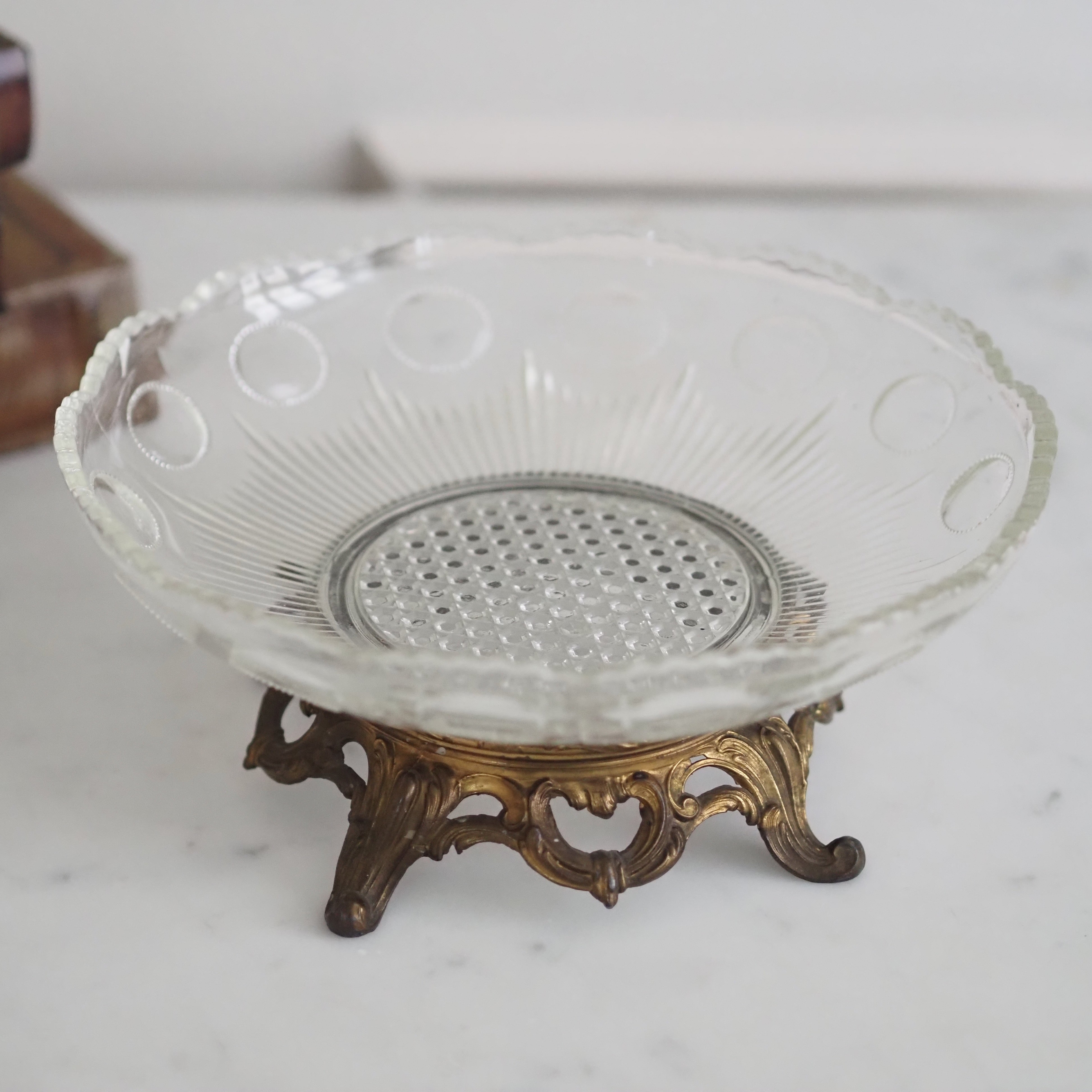 Glasschale auf Metallfuß · historisierend dekorative Präsentierschale