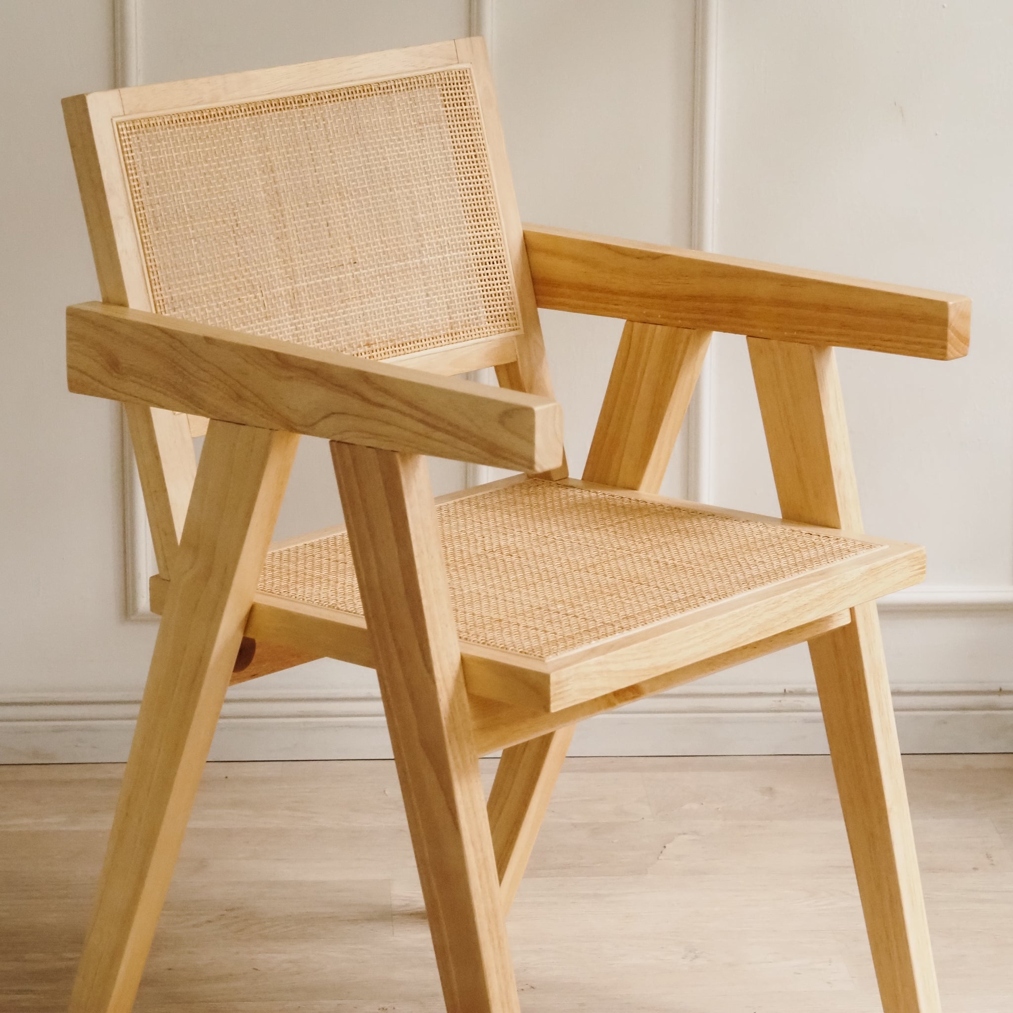 Design Armlehnstuhl mit Geflecht - Esszimmerstuhl Rattan