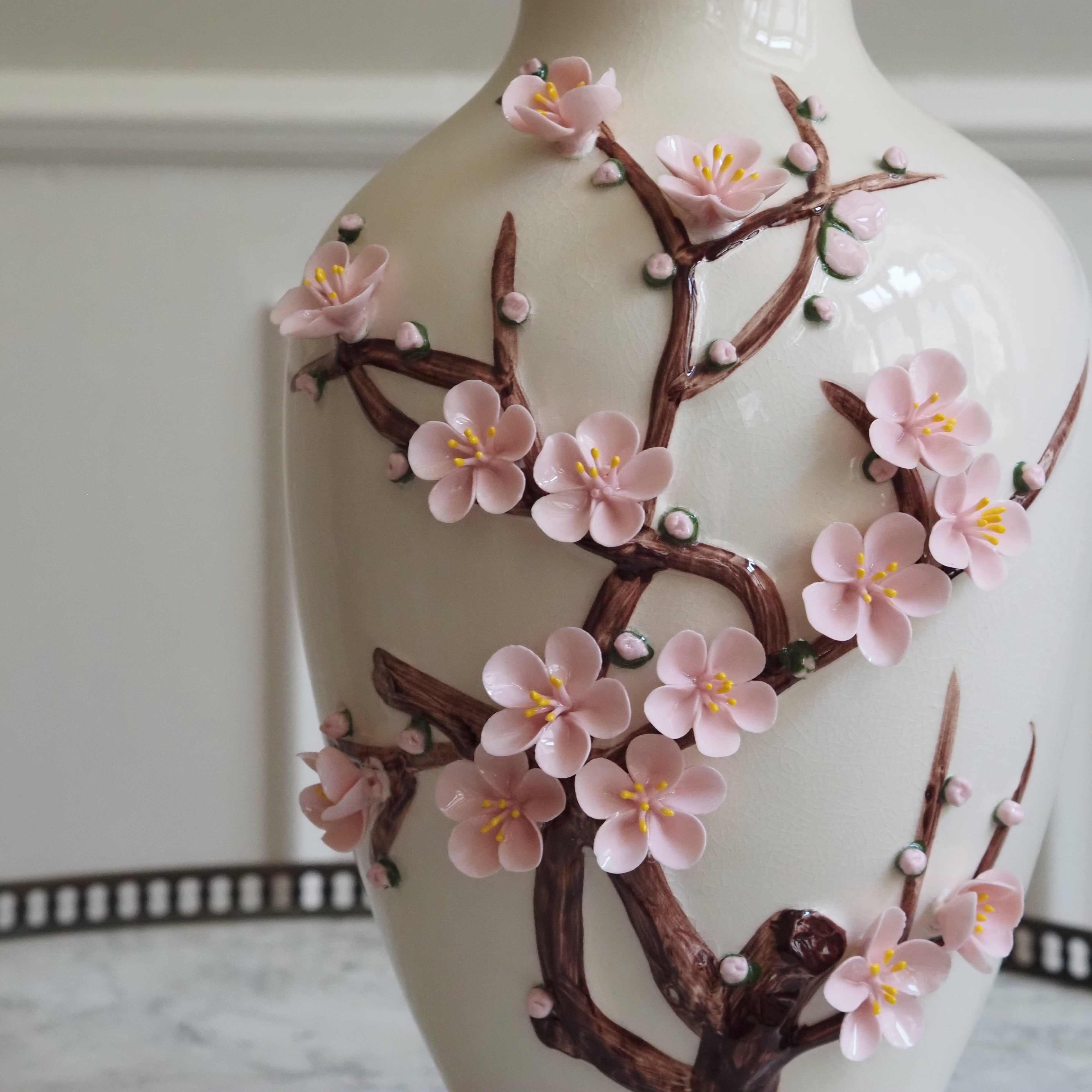 Keramikvase Hana Creme · Balusterform mit plastischem Kirschblütenzweig