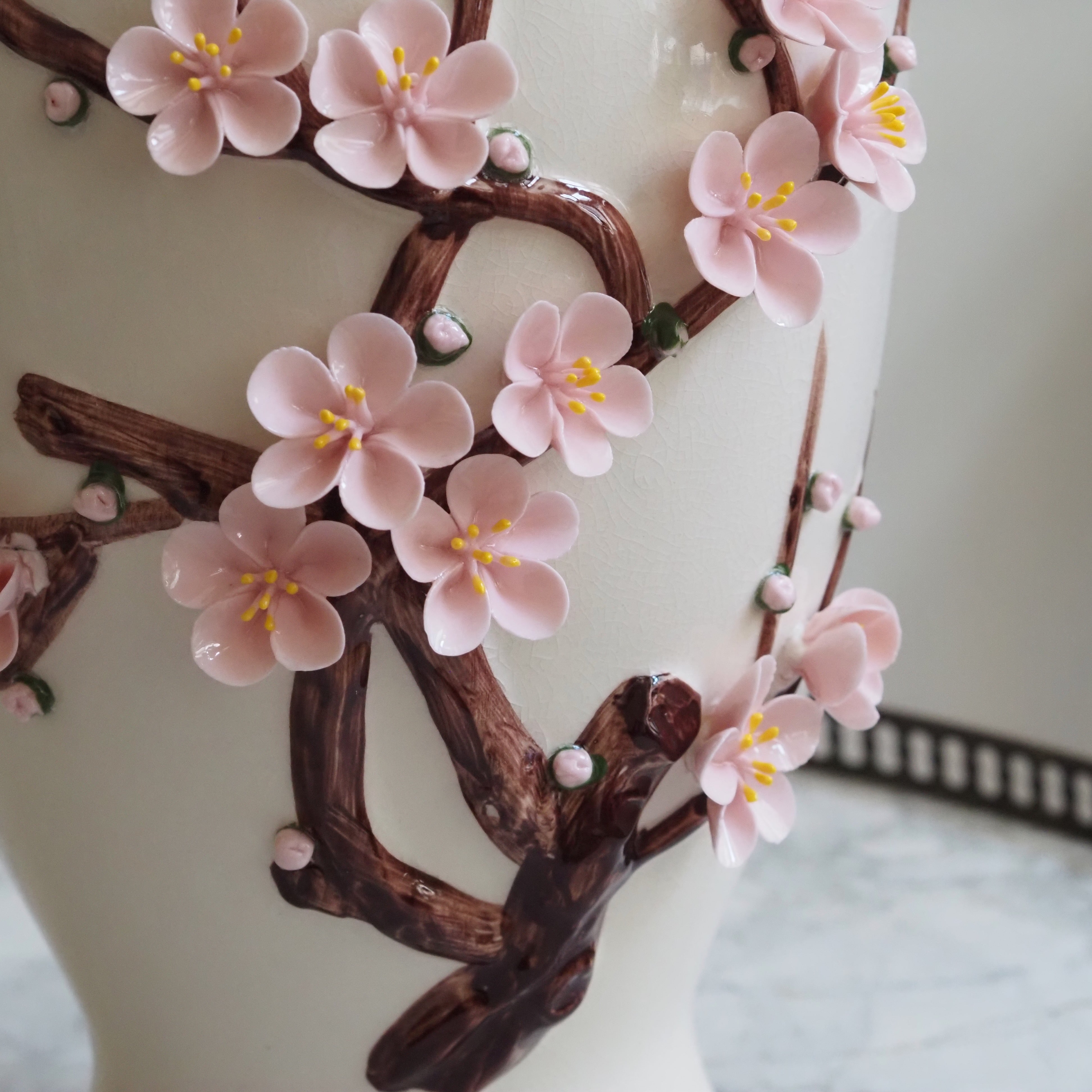 Keramikvase Hana Creme · Balusterform mit plastischem Kirschblütenzweig