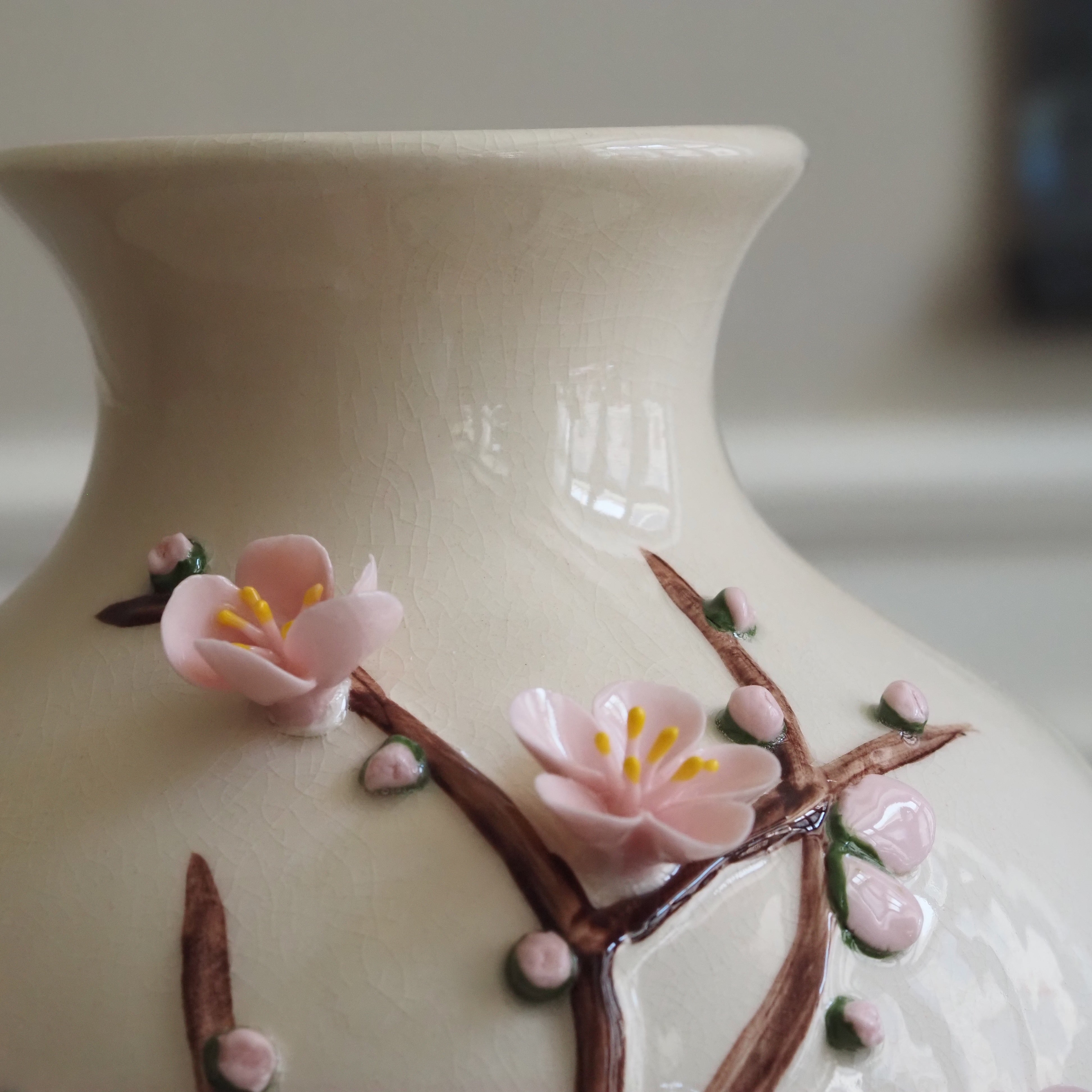 Keramikvase Hana Creme · Balusterform mit plastischem Kirschblütenzweig