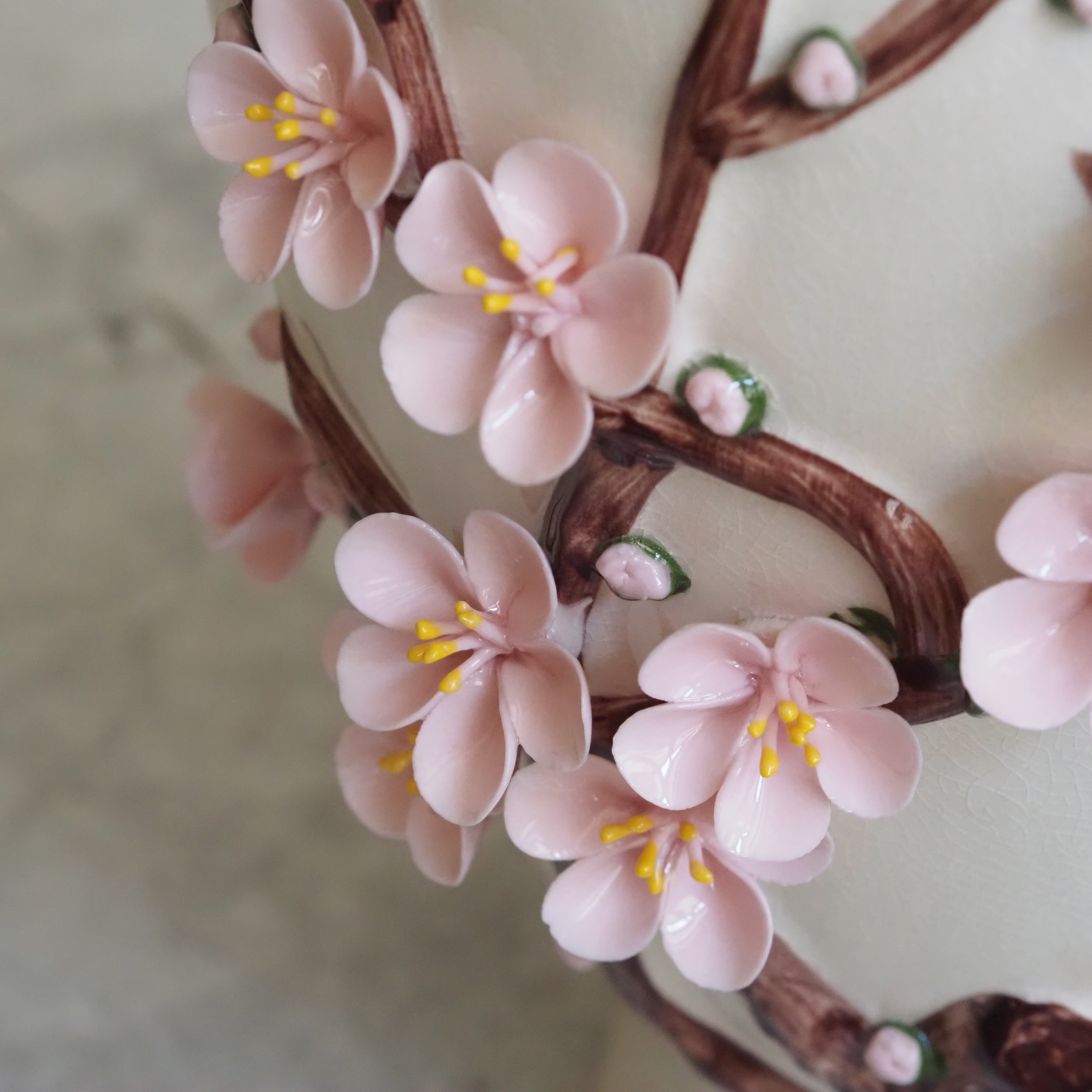 Keramikvase Hana Creme · Balusterform mit plastischem Kirschblütenzweig