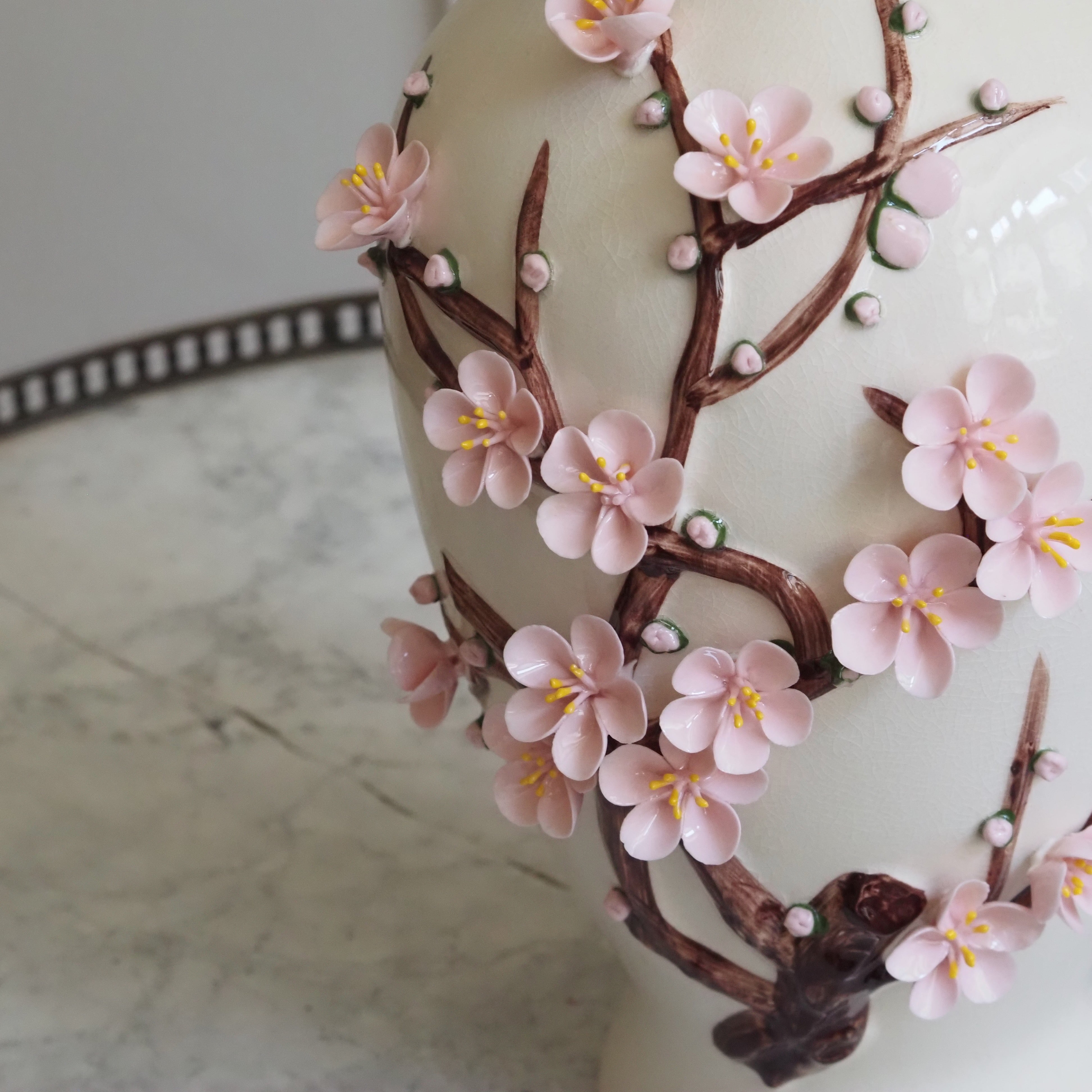 Keramikvase Hana Creme · Balusterform mit plastischem Kirschblütenzweig