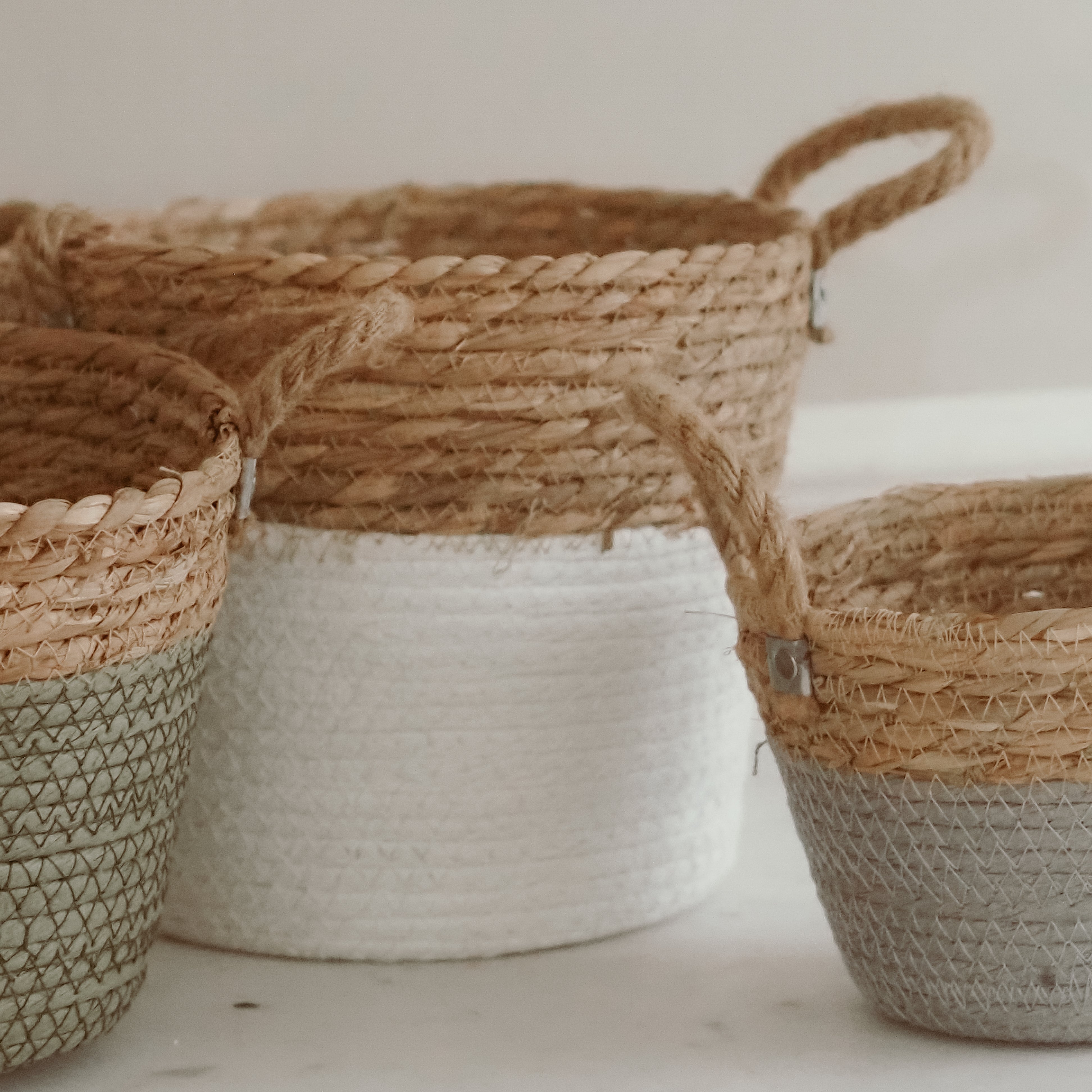 Geflochtenes Korb-Set · Naturfaser mit Farbabschluss / Aufbewahrungs-Körbe Landhaus