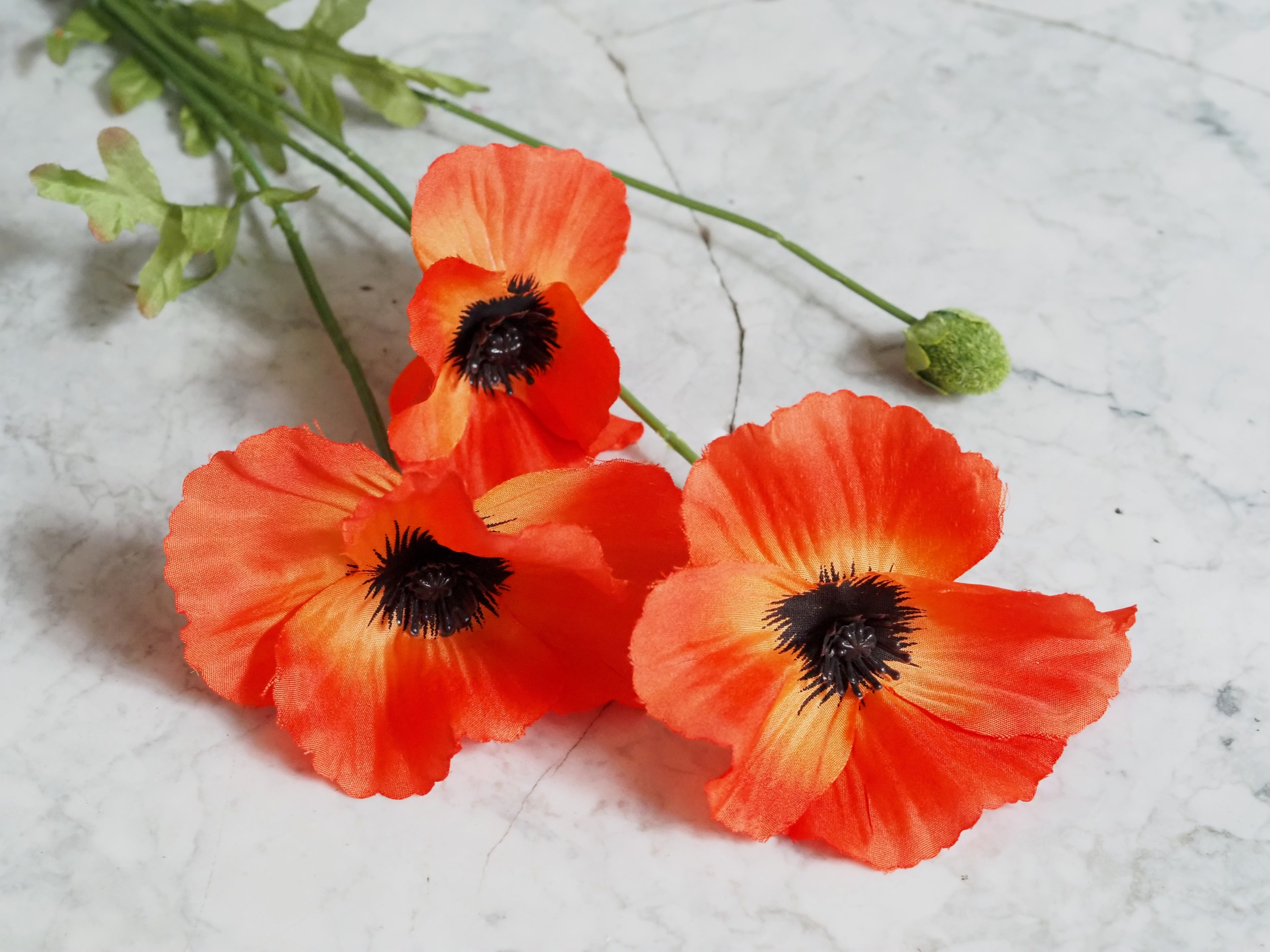 Mohn-Zweig Orangerot · Drei Blüten und Knospe in Seidenoptik, 63 cm