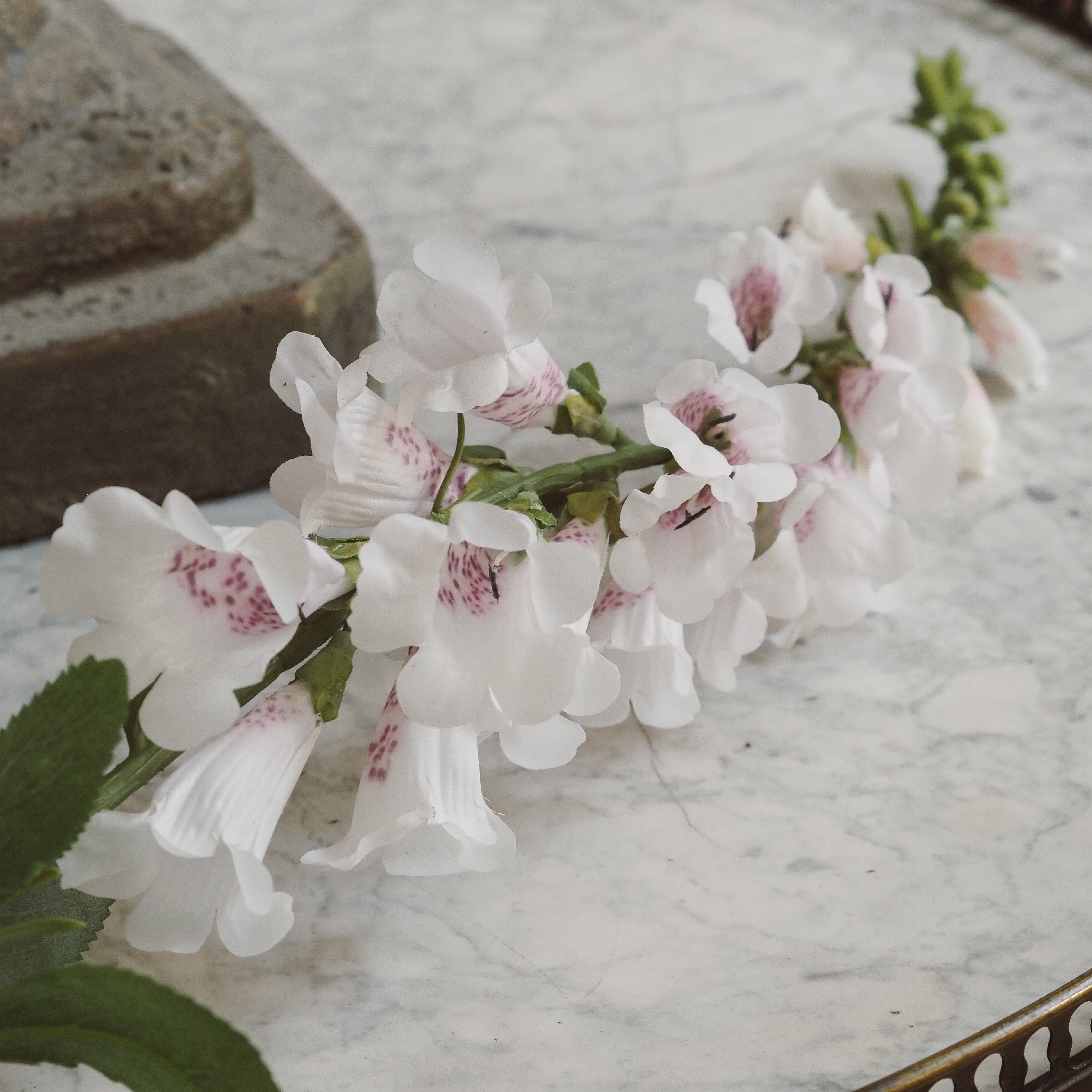 Fingerhut-Stiel Weiß · Gesprenkelte Glockenblüten im Landhausstil, 89 cm
