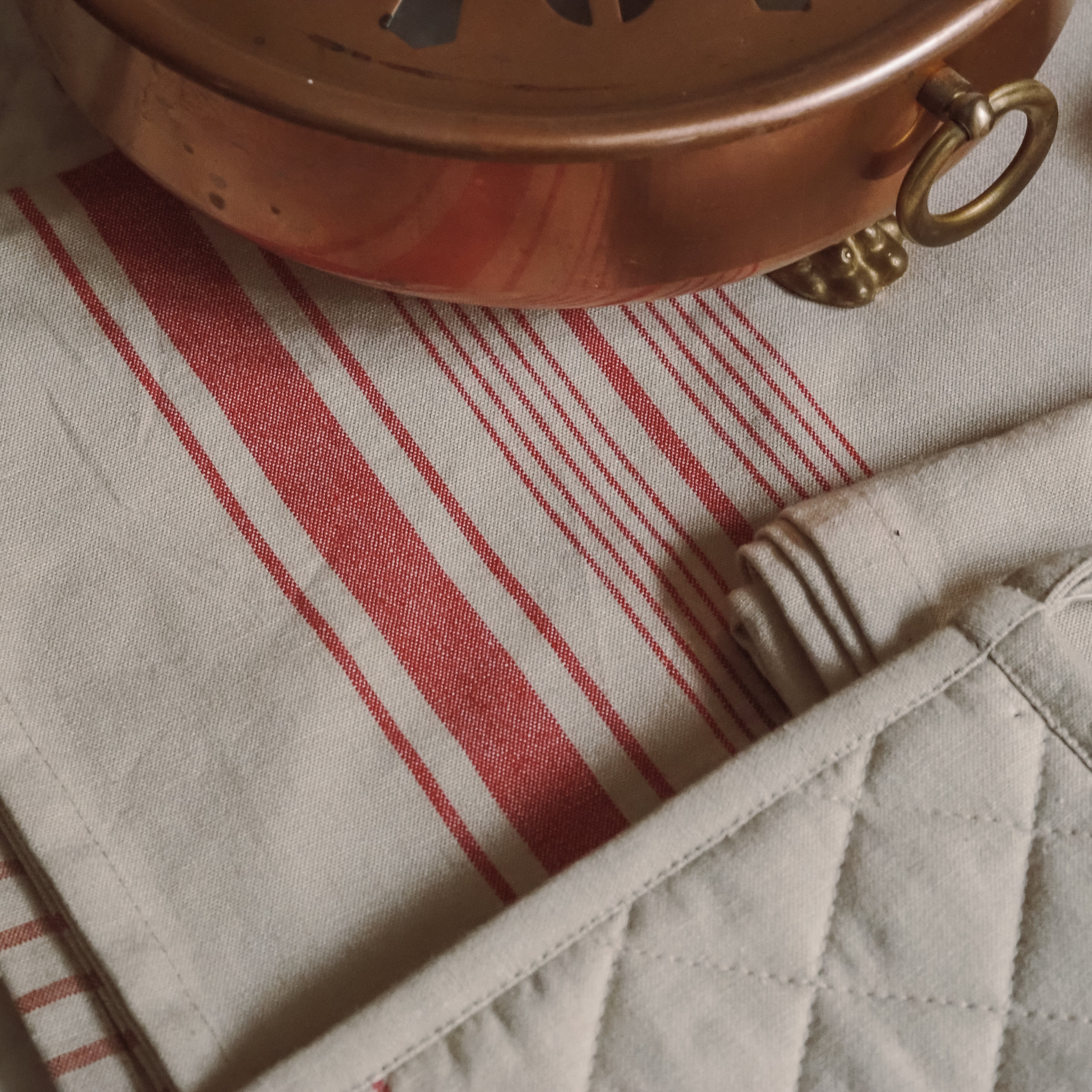 Küchentextil-Set 4-teilig · Baumwolle Naturweiß mit Rotstreifen im französischen Landhausstil