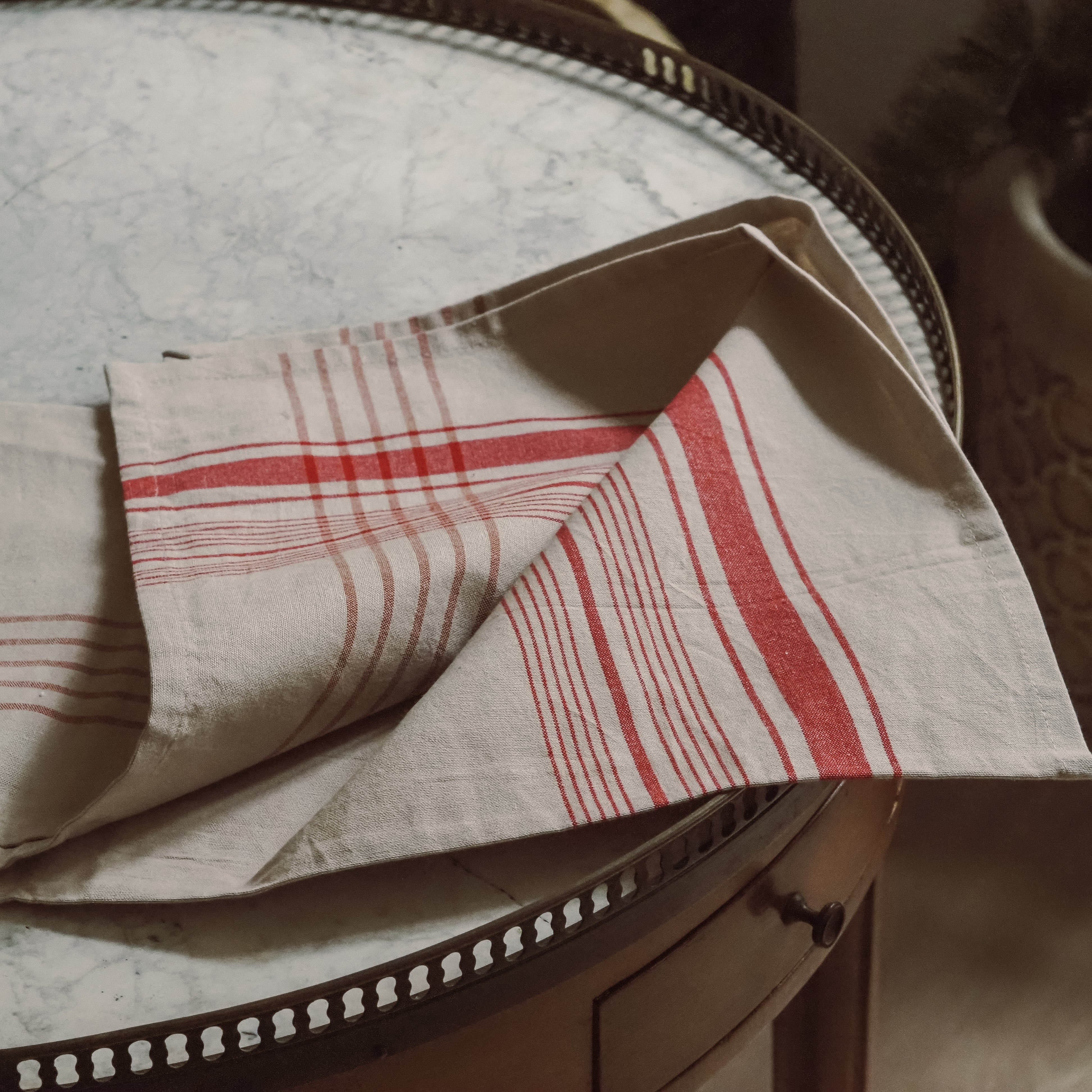 Küchentextil-Set 4-teilig · Baumwolle Naturweiß mit Rotstreifen im französischen Landhausstil