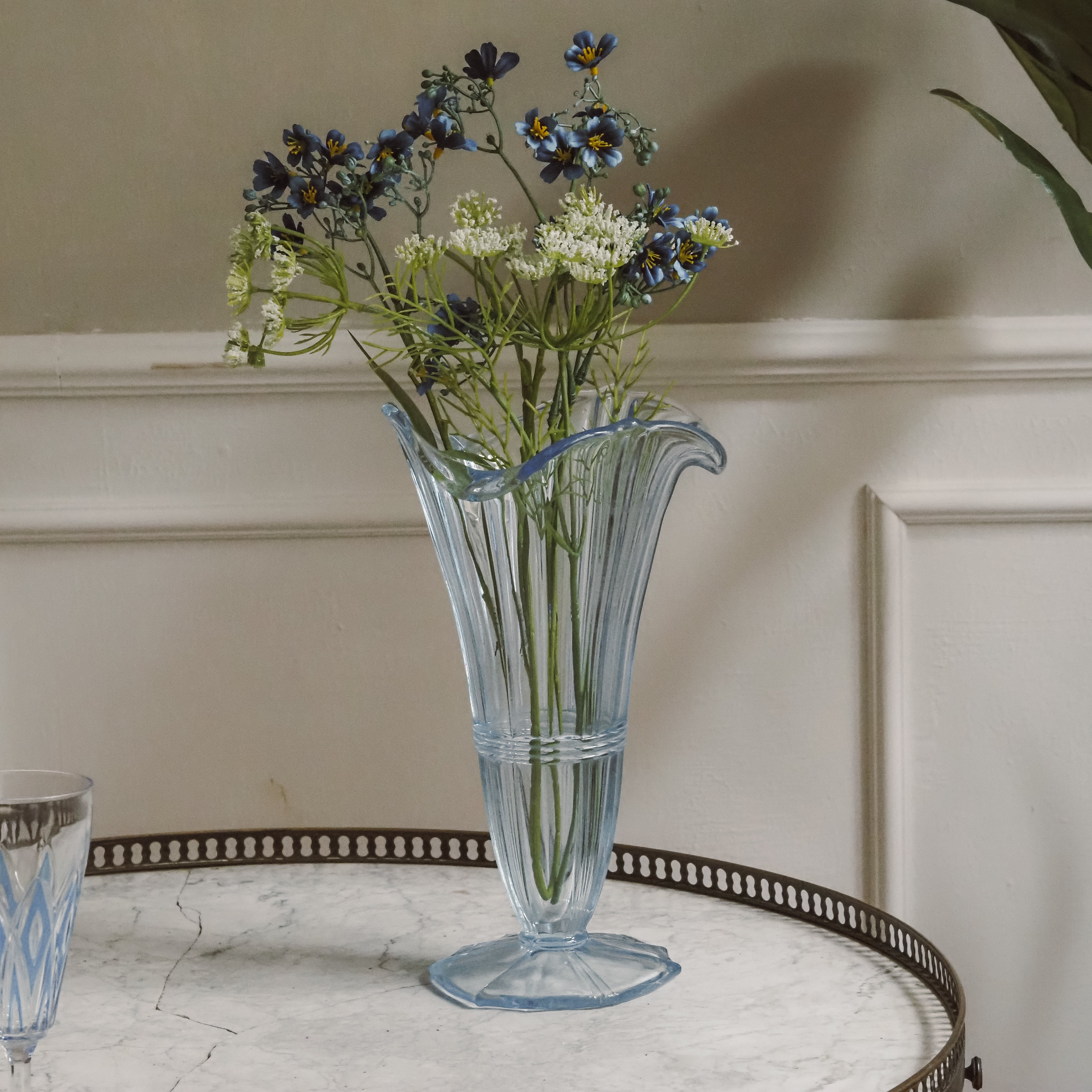 Glasvase blau · Art-Déco-inspirierte Form mit Wellenrand