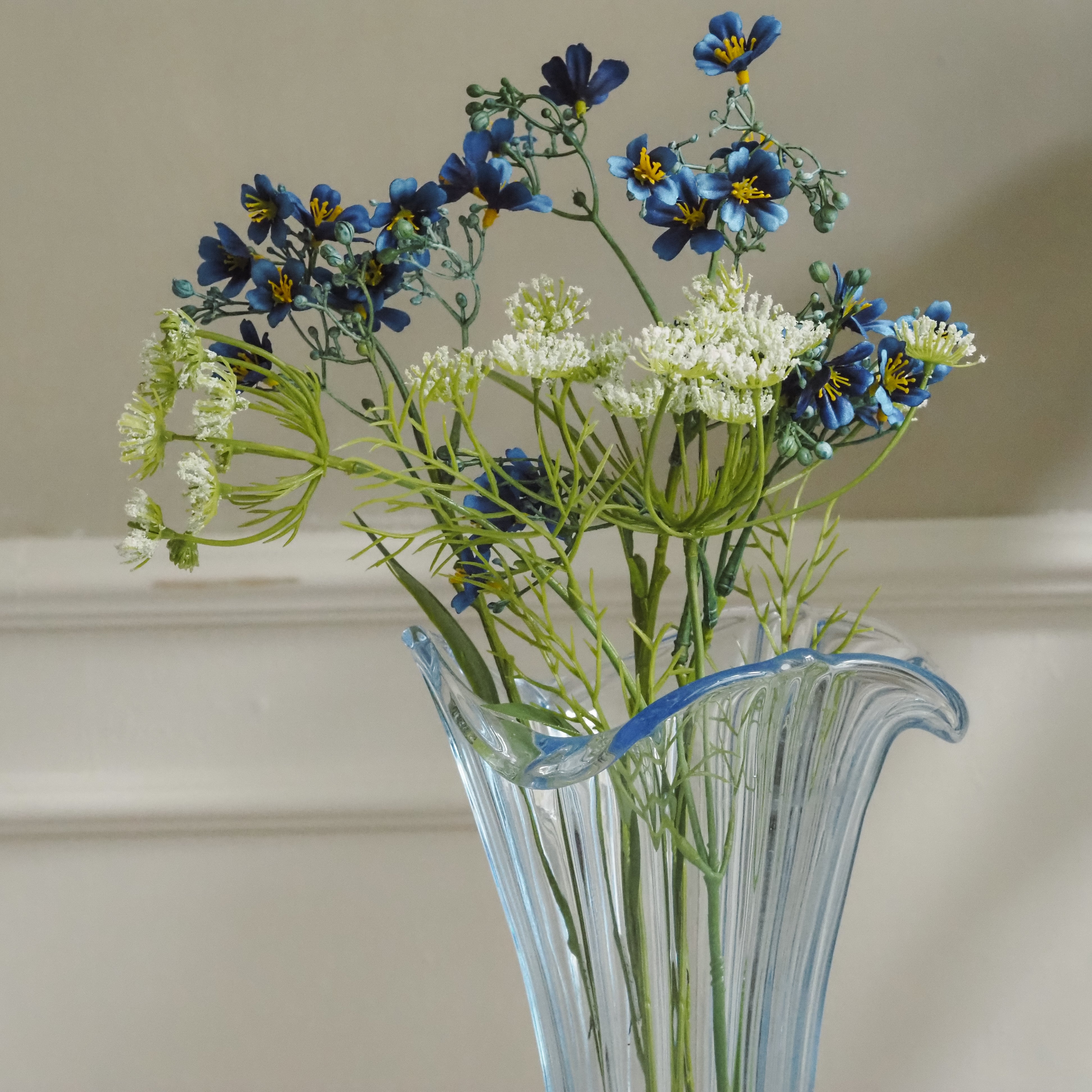 Glasvase blau · Art-Déco-inspirierte Form mit Wellenrand