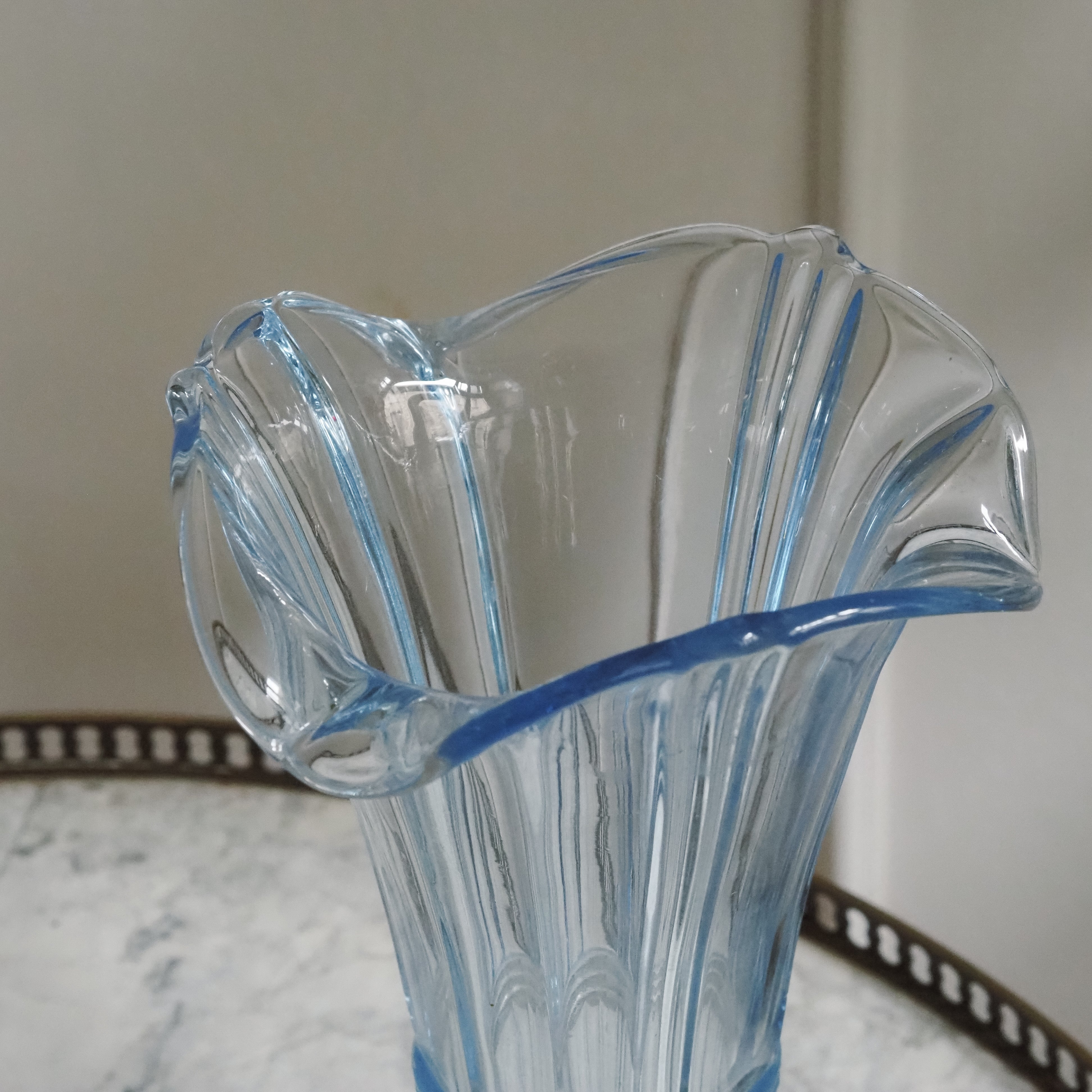 Glasvase blau · Art-Déco-inspirierte Form mit Wellenrand