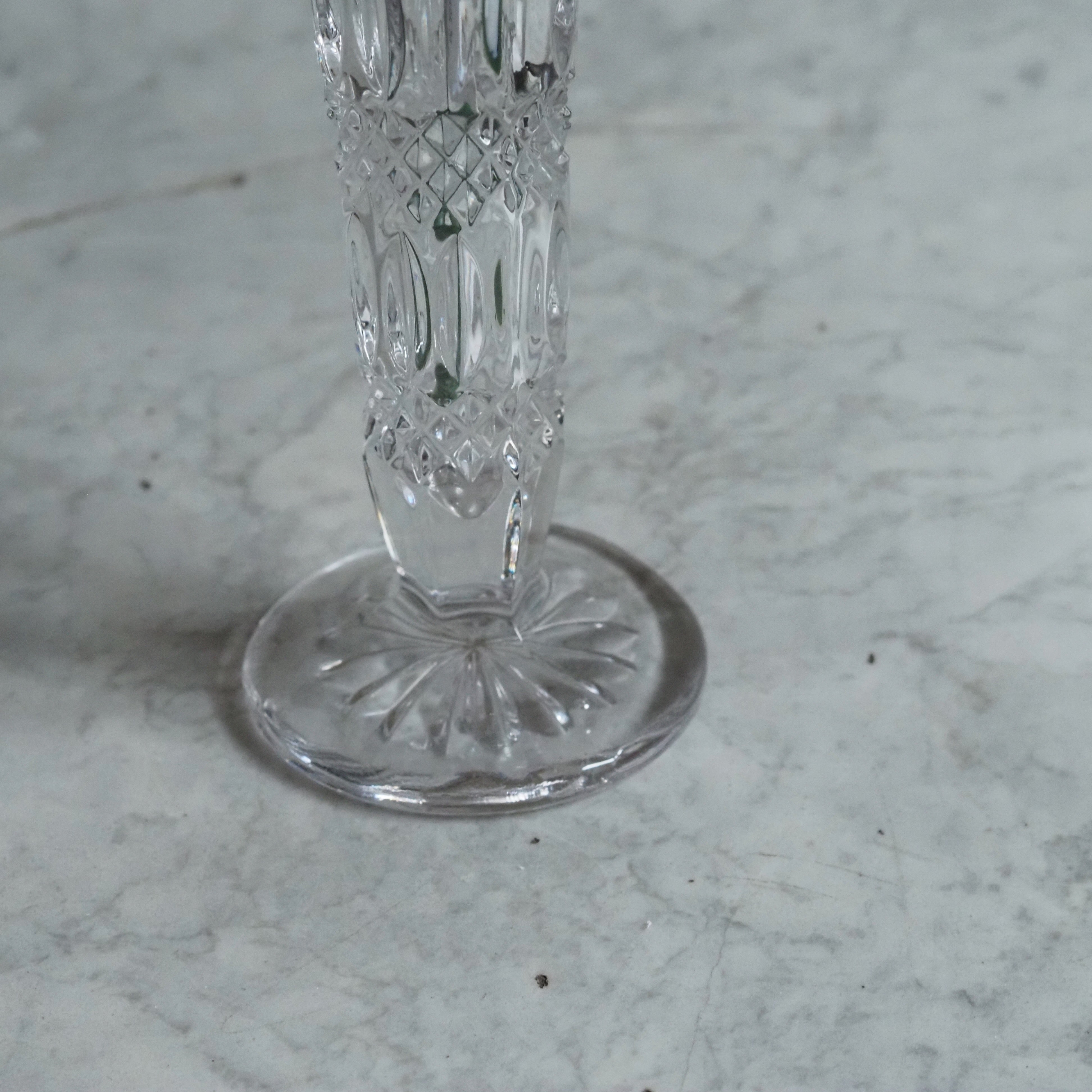 Glasvase · facettiertes Pressglas im klassischen Stil