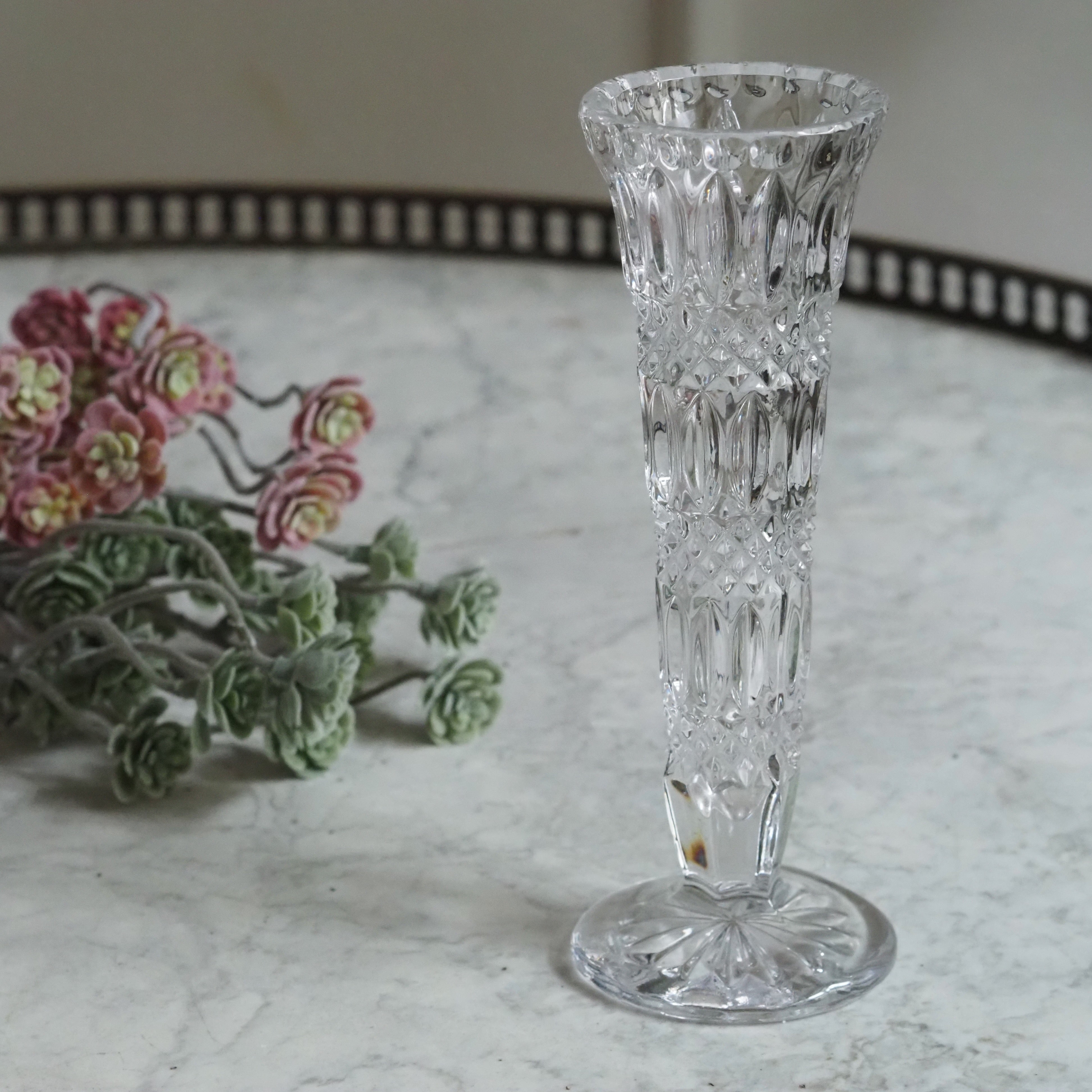 Glasvase · facettiertes Pressglas im klassischen Stil
