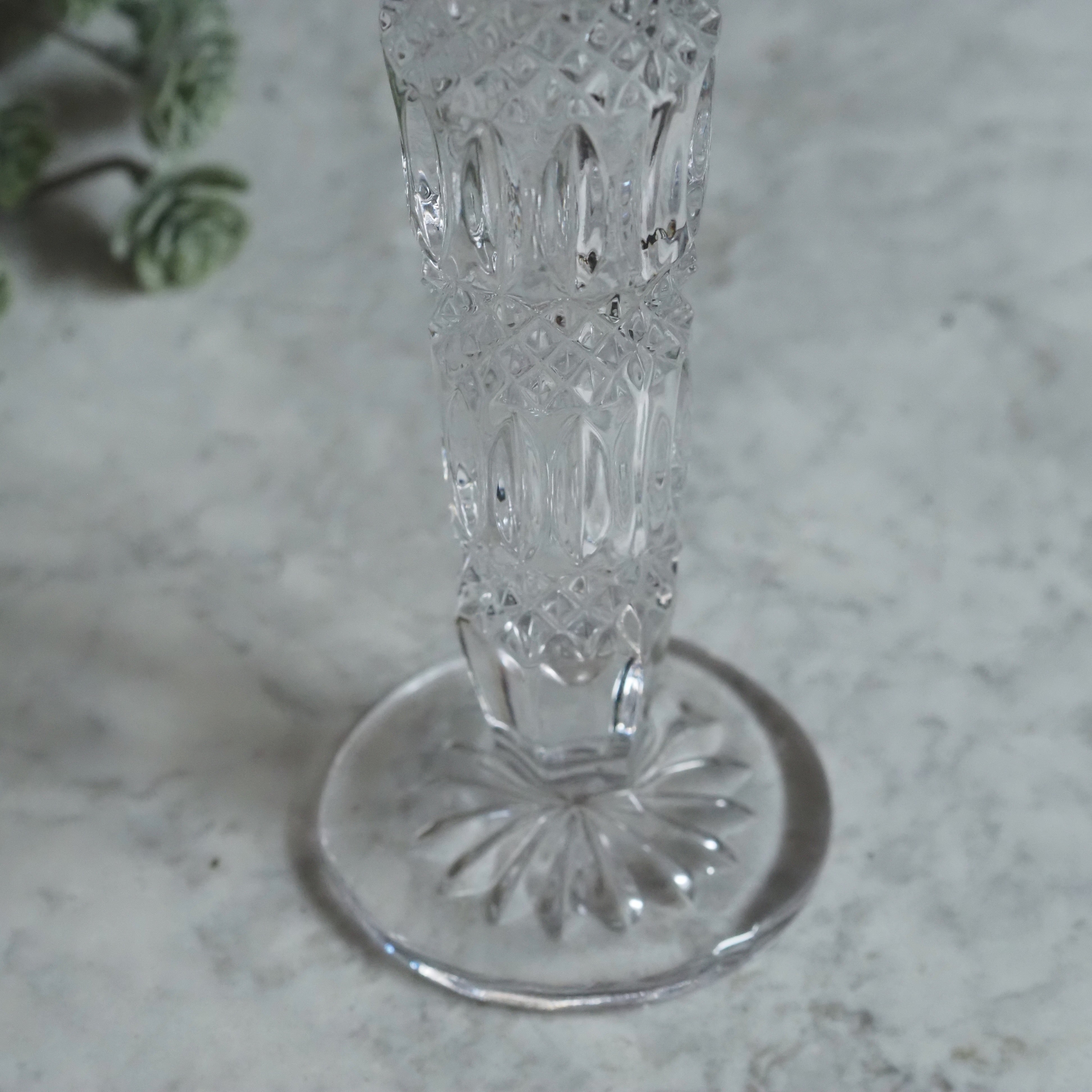 Glasvase · facettiertes Pressglas im klassischen Stil