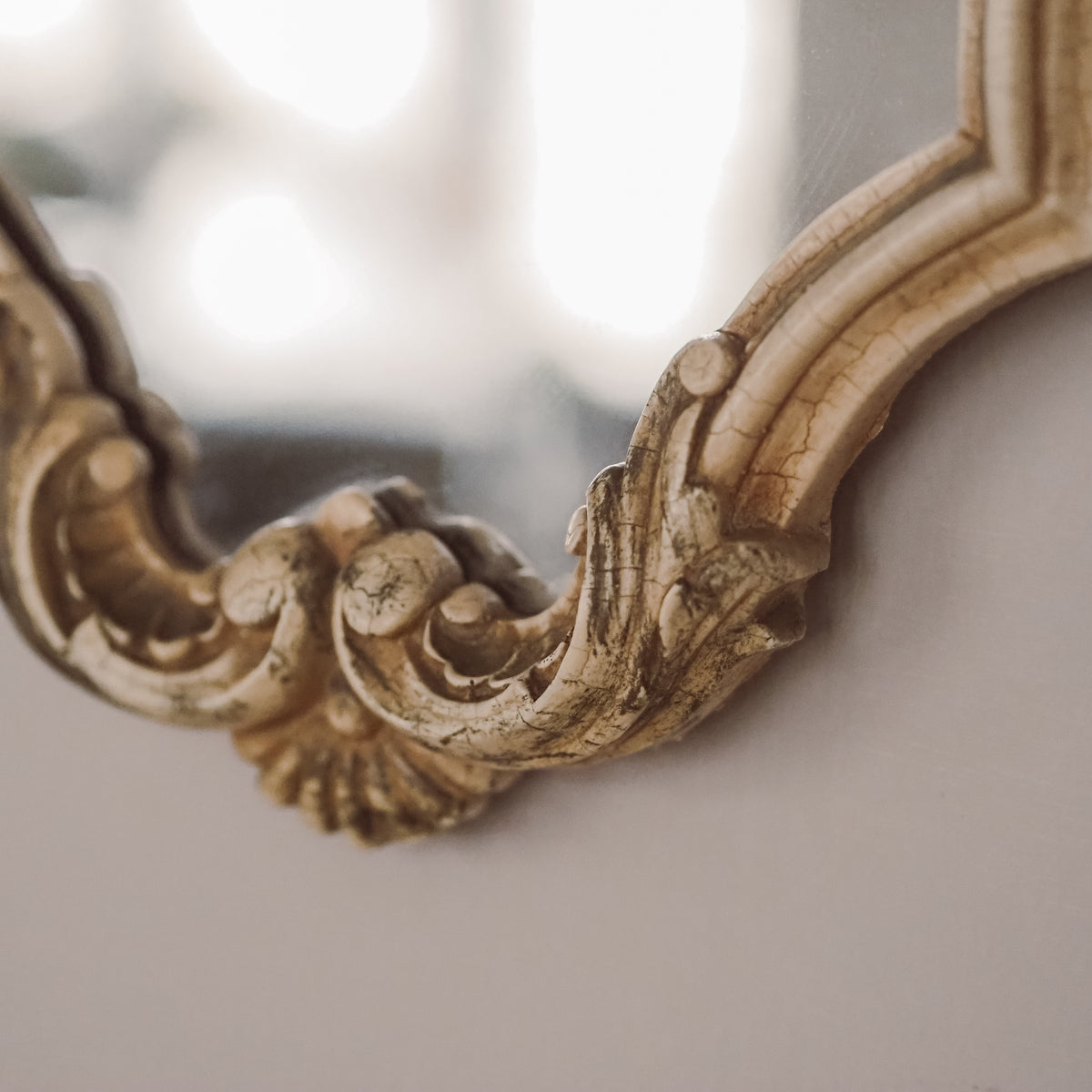Wandspiegel Elfenbein · Rokoko-Stil, Rocaille-Bekrönung