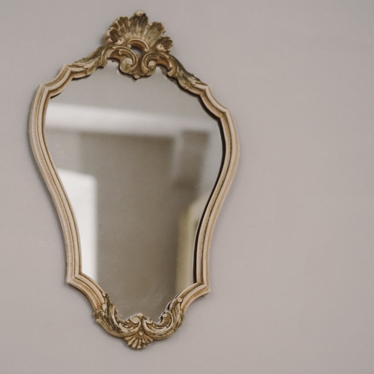 Wandspiegel Elfenbein · Rokoko-Stil, Rocaille-Bekrönung