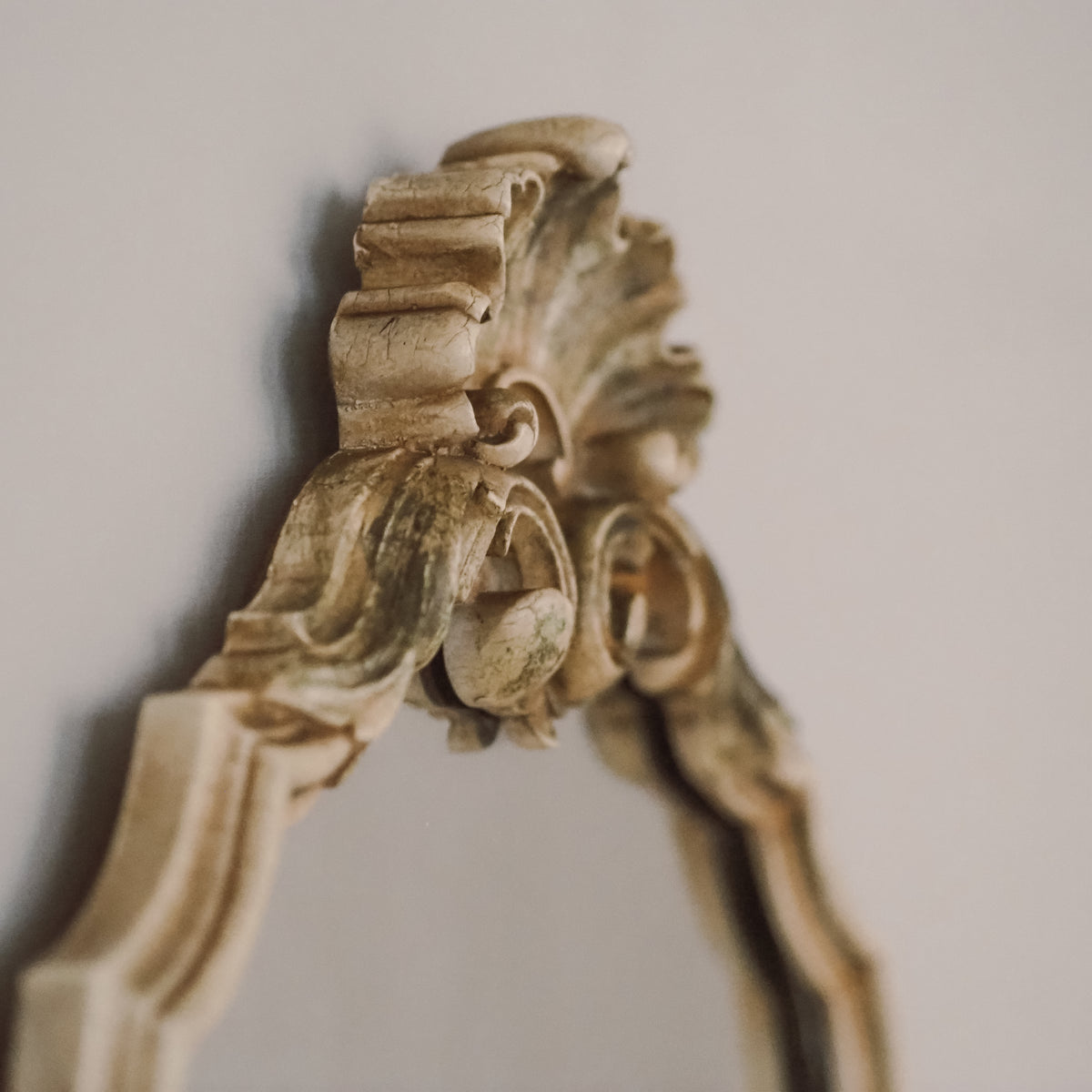 Wandspiegel Elfenbein · Rokoko-Stil, Rocaille-Bekrönung