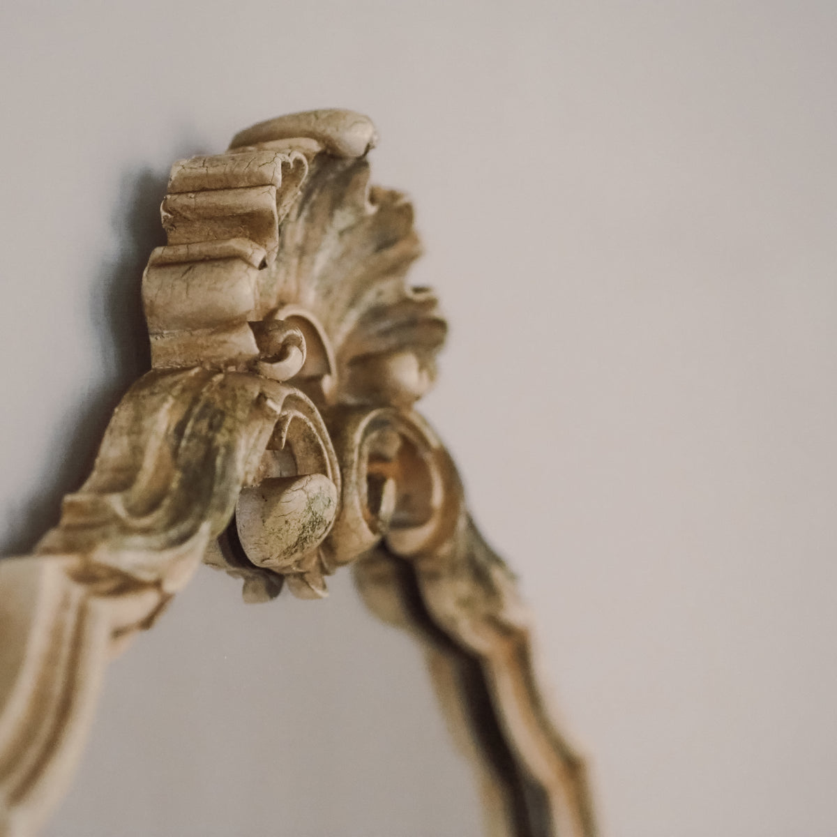 Wandspiegel Elfenbein · Rokoko-Stil, Rocaille-Bekrönung