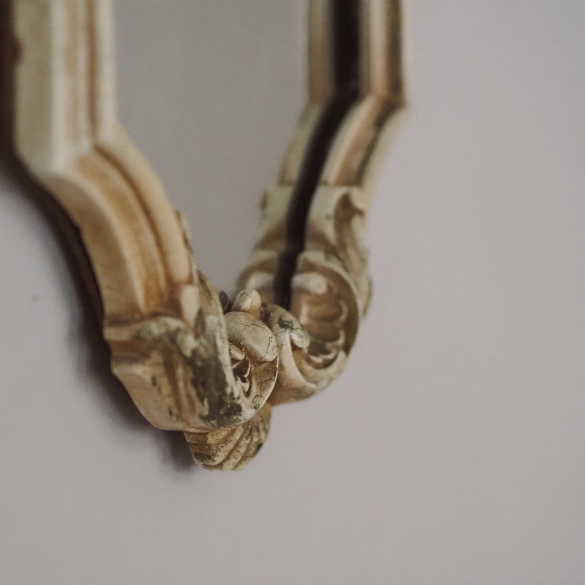 Wandspiegel Elfenbein · Rokoko-Stil, Rocaille-Bekrönung