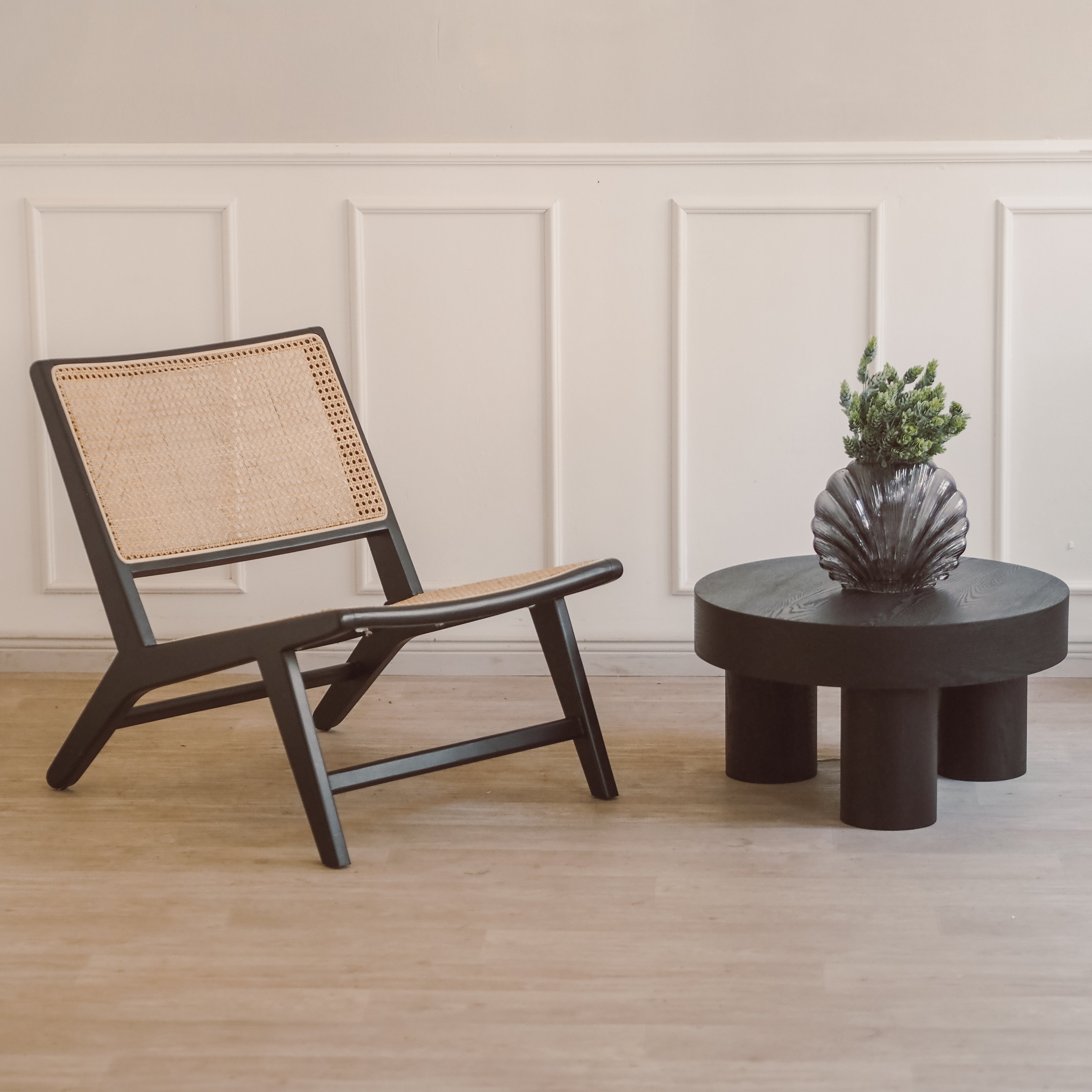 Runder Couchtisch mit zylindrischen Beinen – schwarz gefärbtes Holz, Ø 59 cm