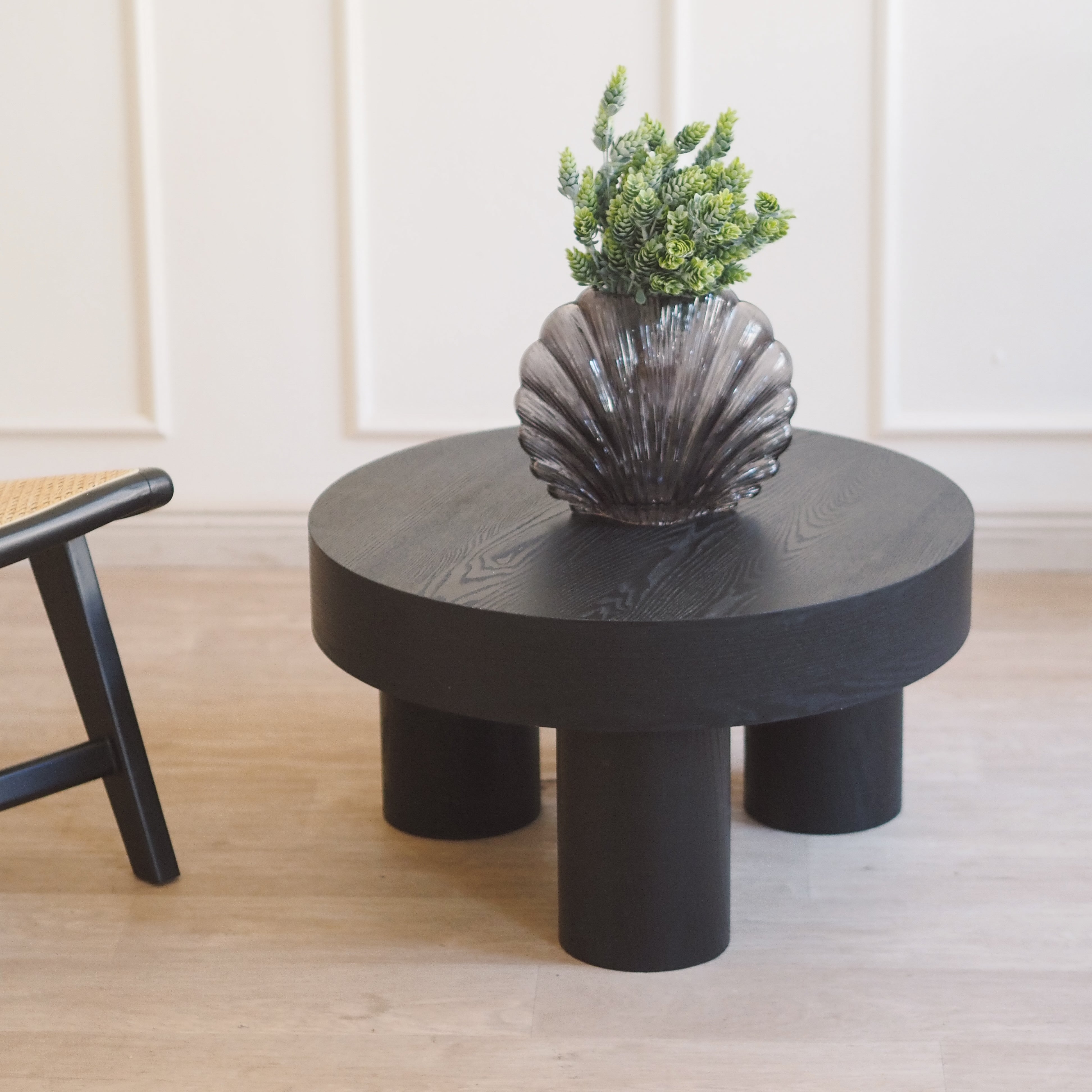 Runder Couchtisch mit zylindrischen Beinen – schwarz gefärbtes Holz, Ø 59 cm