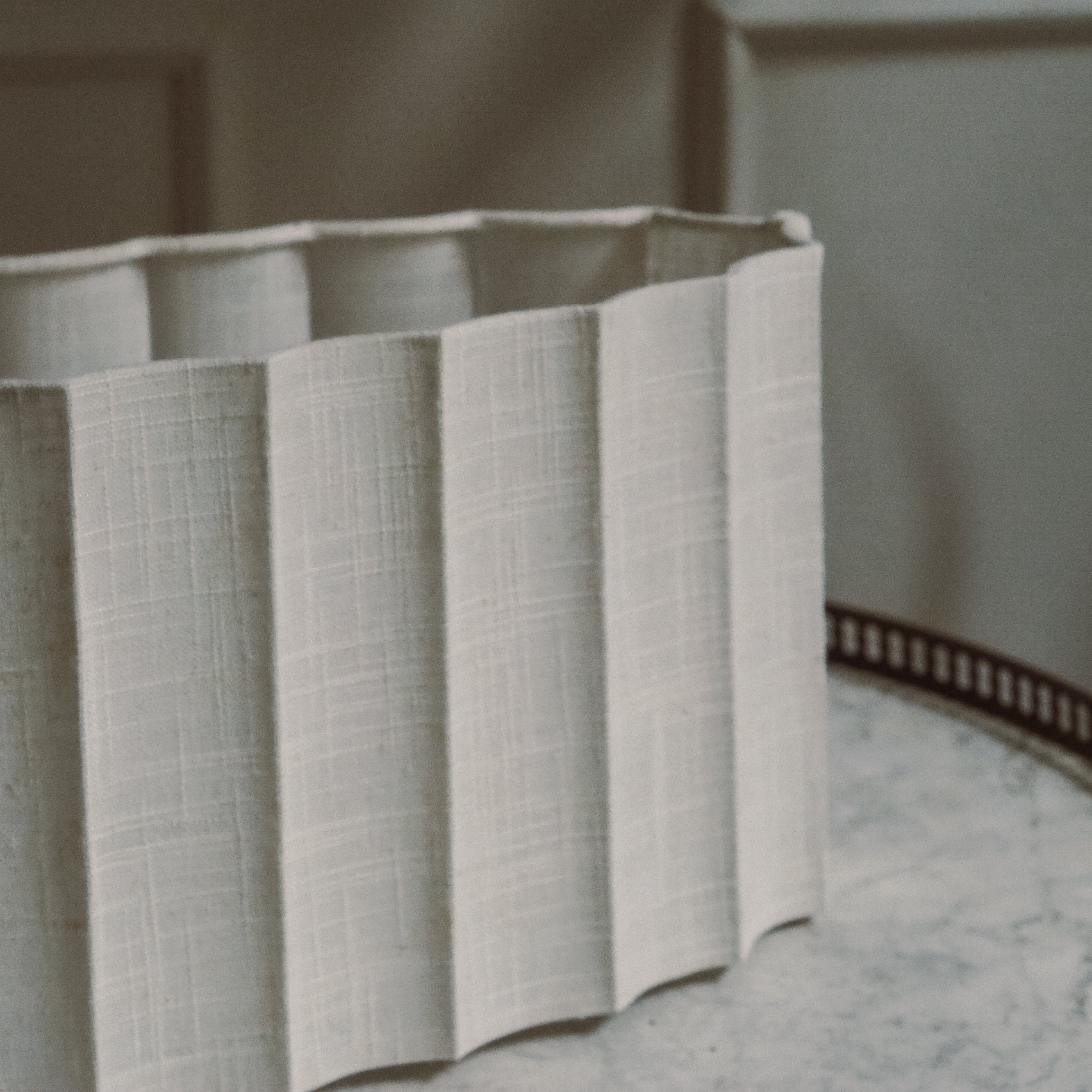 Lampenschirm Beige · Wellig geformter Stoffschirm in Leinenoptik