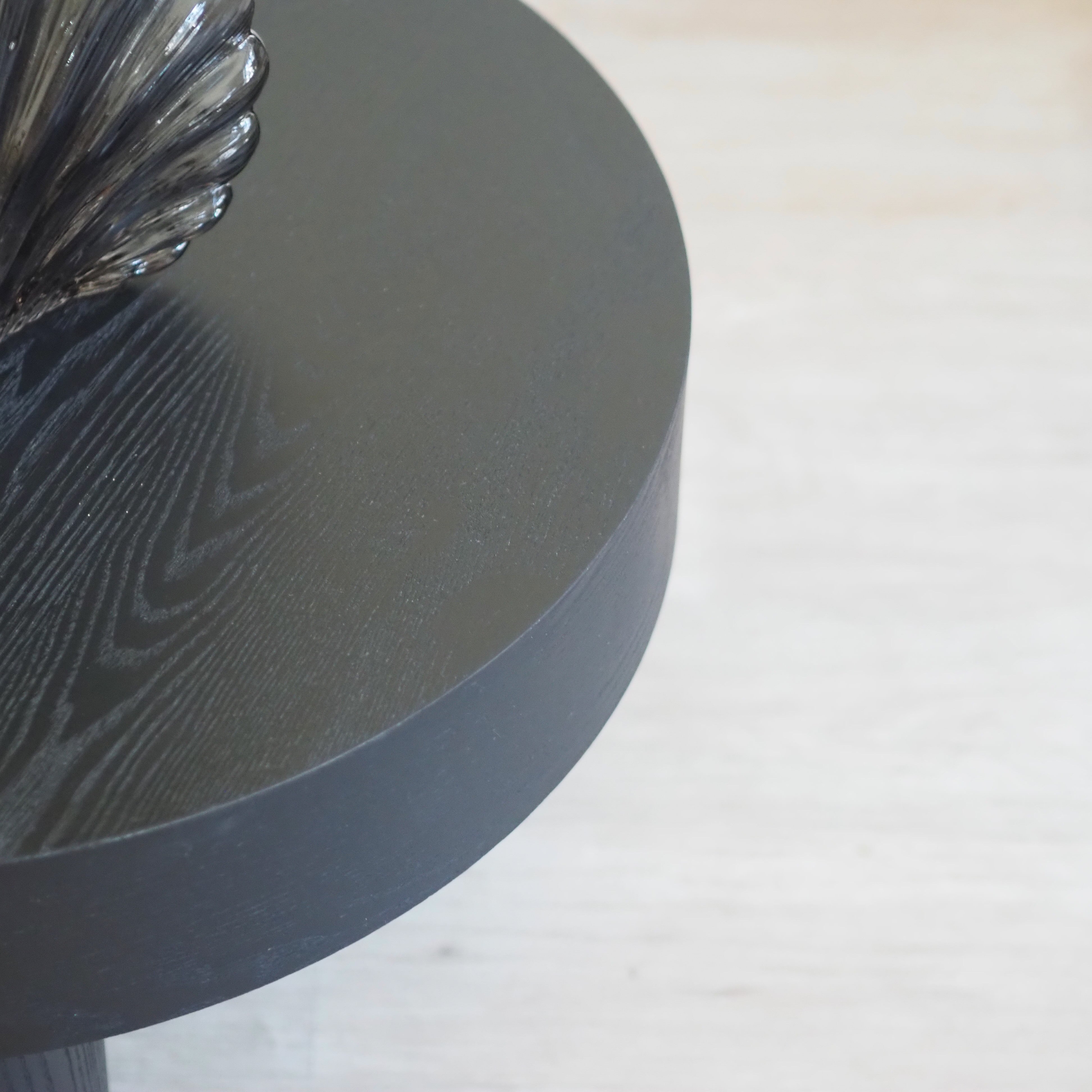 Runder Couchtisch mit zylindrischen Beinen – schwarz gefärbtes Holz, Ø 59 cm