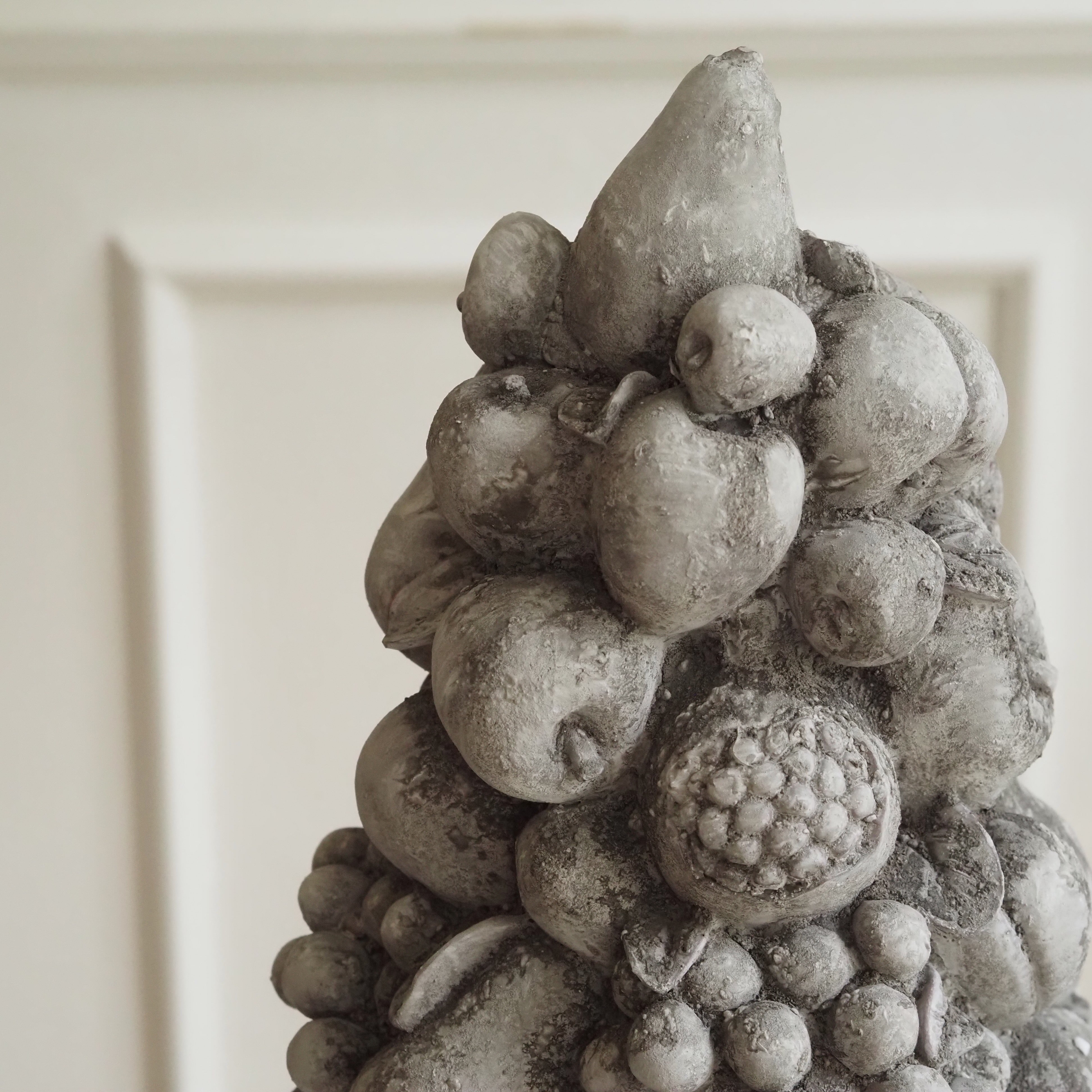 Obstpyramide Steinoptik · Barocke Gartenskulptur auf Sockelvase