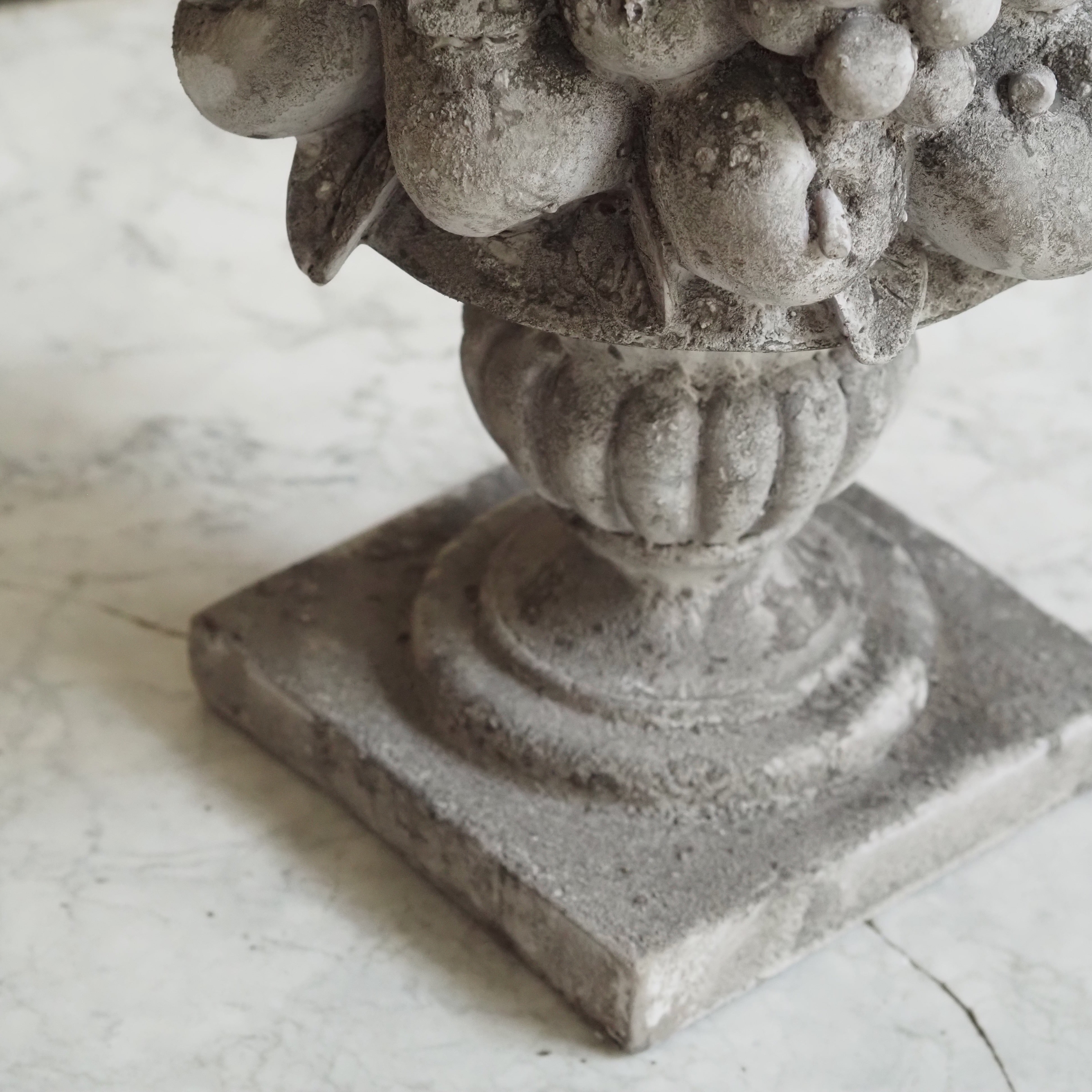 Obstpyramide Steinoptik · Barocke Gartenskulptur auf Sockelvase