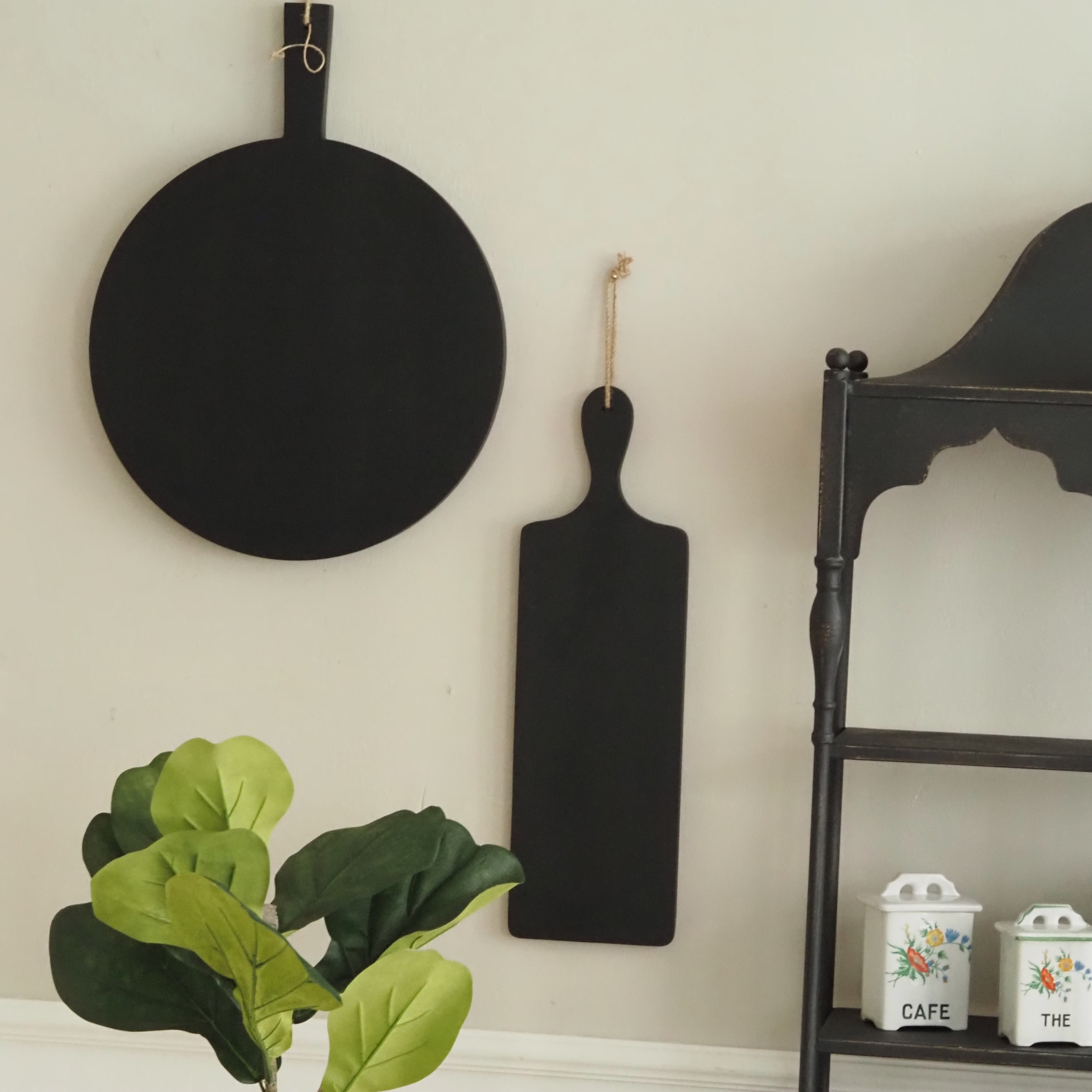 Schwarze Holzbretter 2er Set · Rundes + Paddelbrett Landhausstil