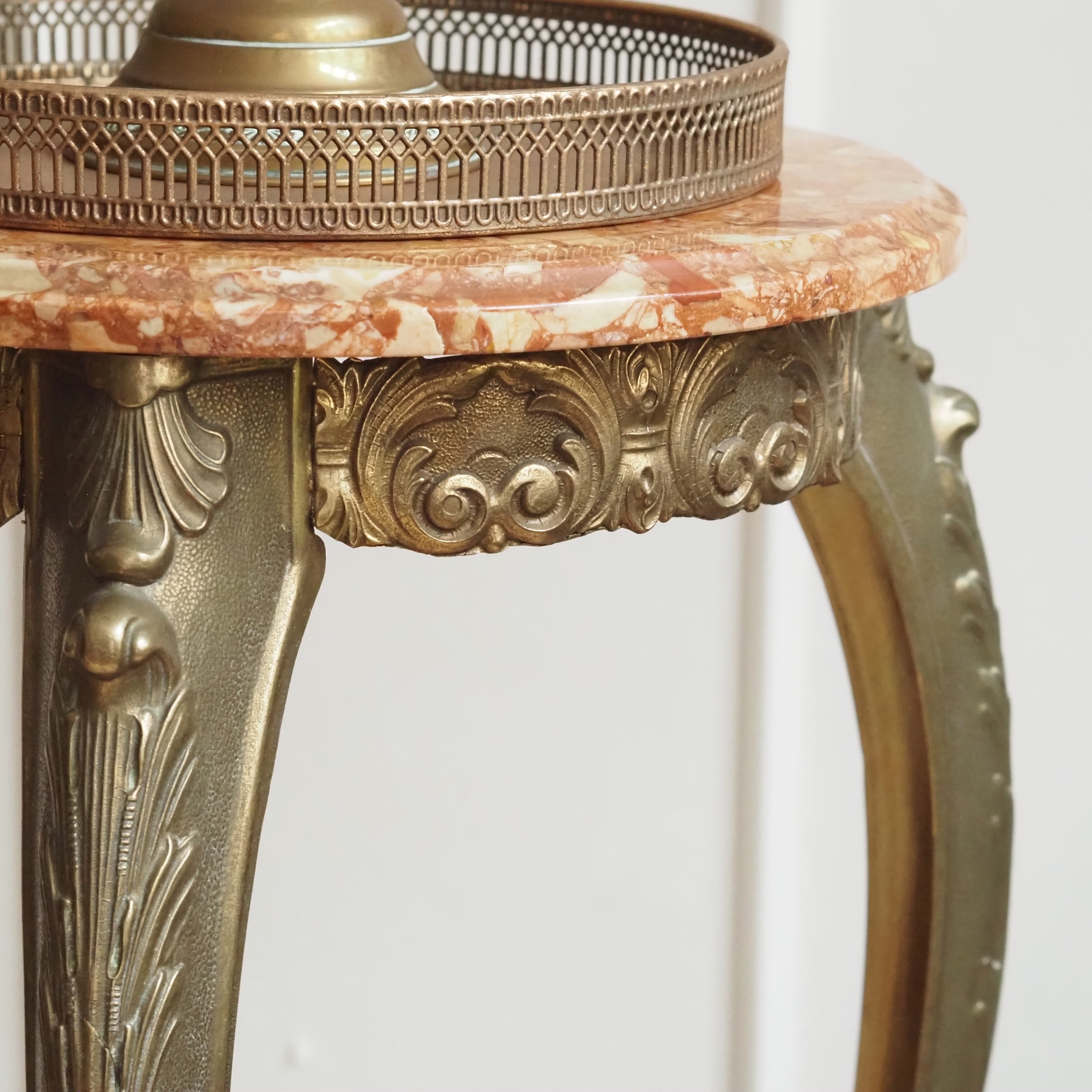 Gueridon Beistelltisch Louis-XV-Stil Messing Marmor