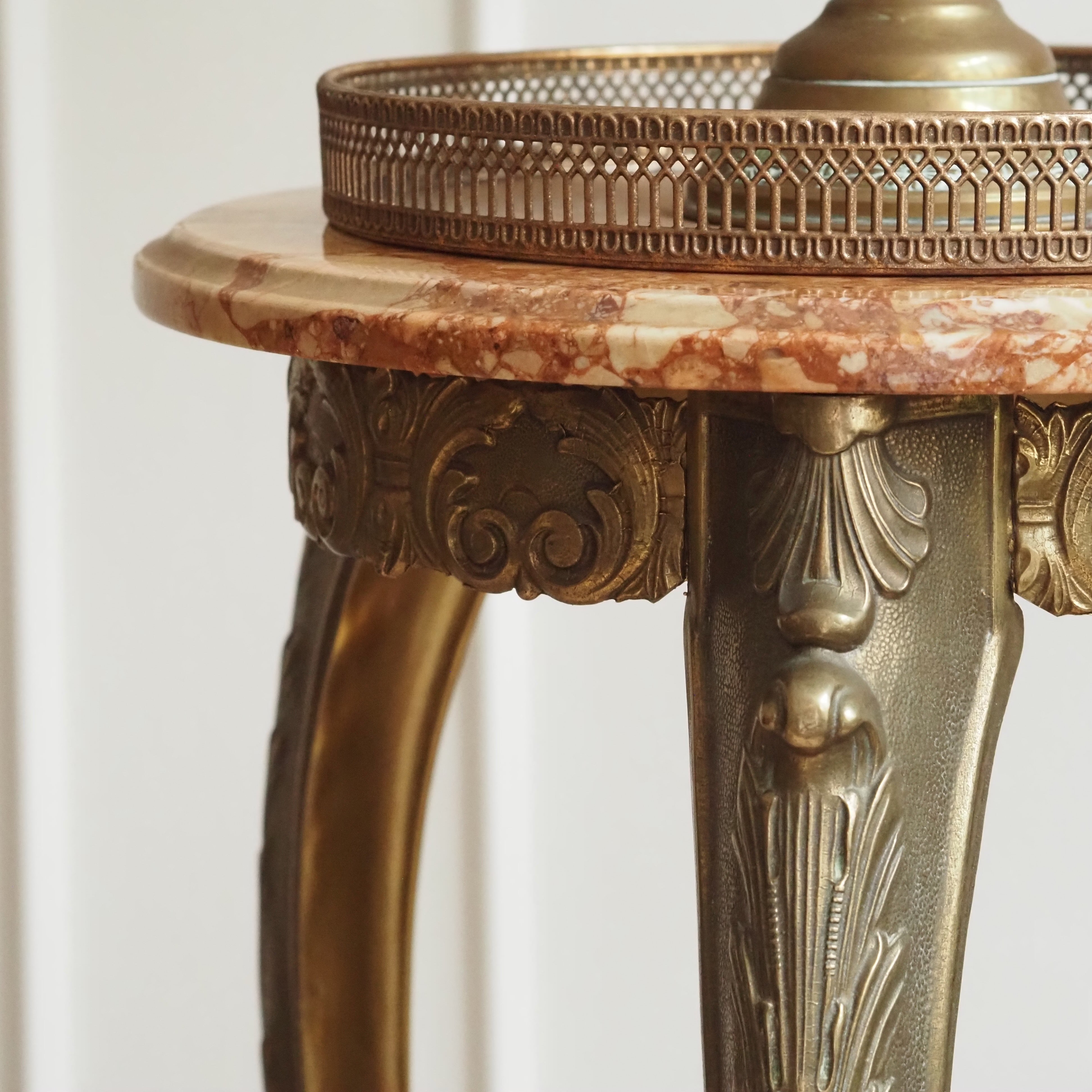 Gueridon Beistelltisch Louis-XV-Stil Messing Marmor