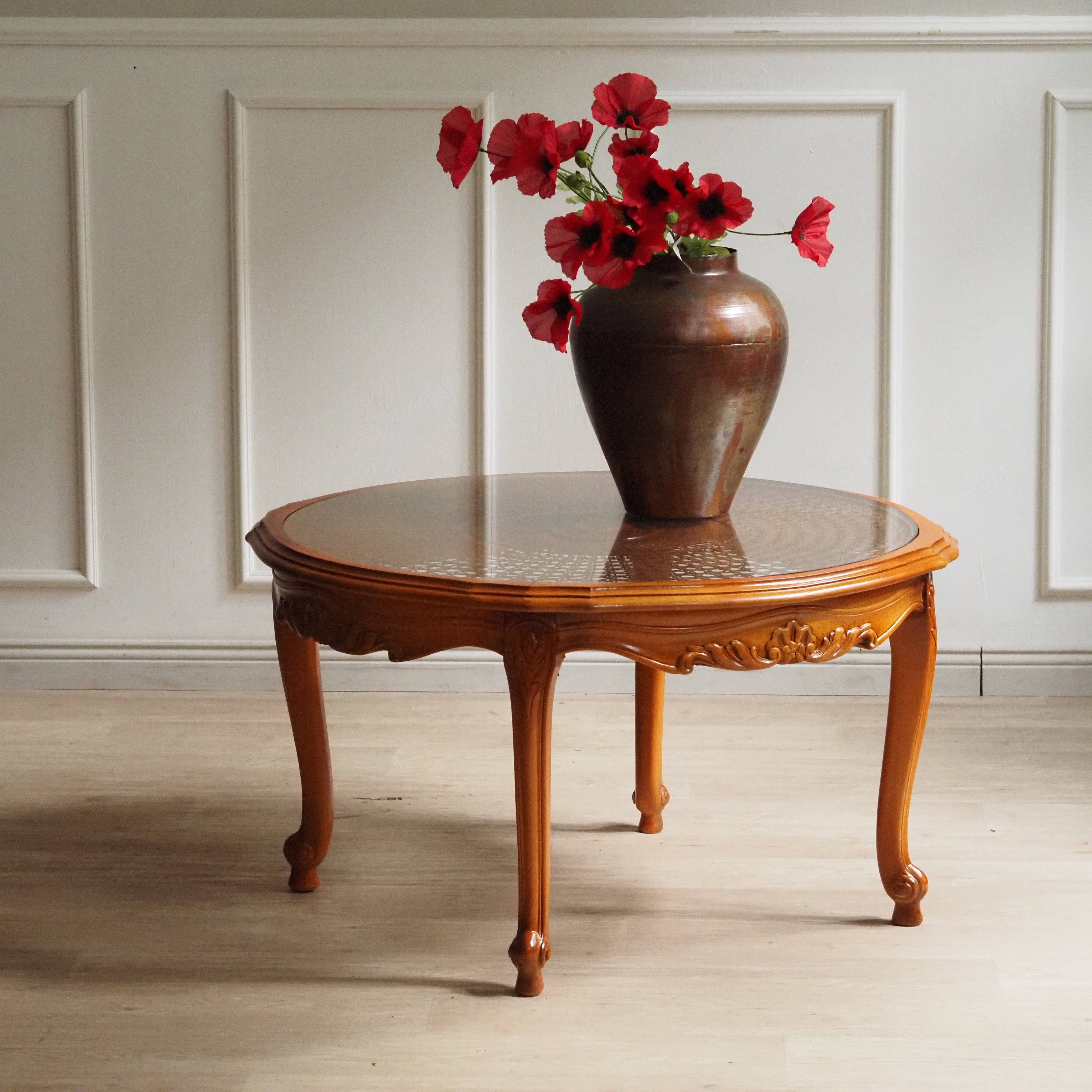 Runder Couchtisch Louis Philippe mit Rohrgeflecht und Glasplatte