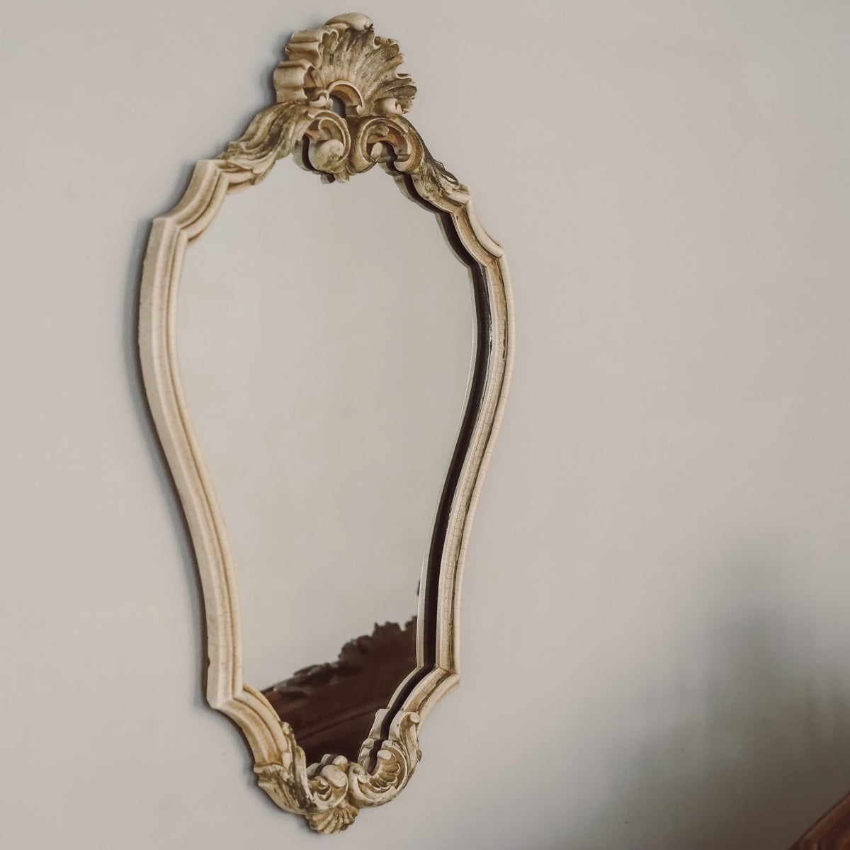 Wandspiegel Elfenbein · Rokoko-Stil, Rocaille-Bekrönung