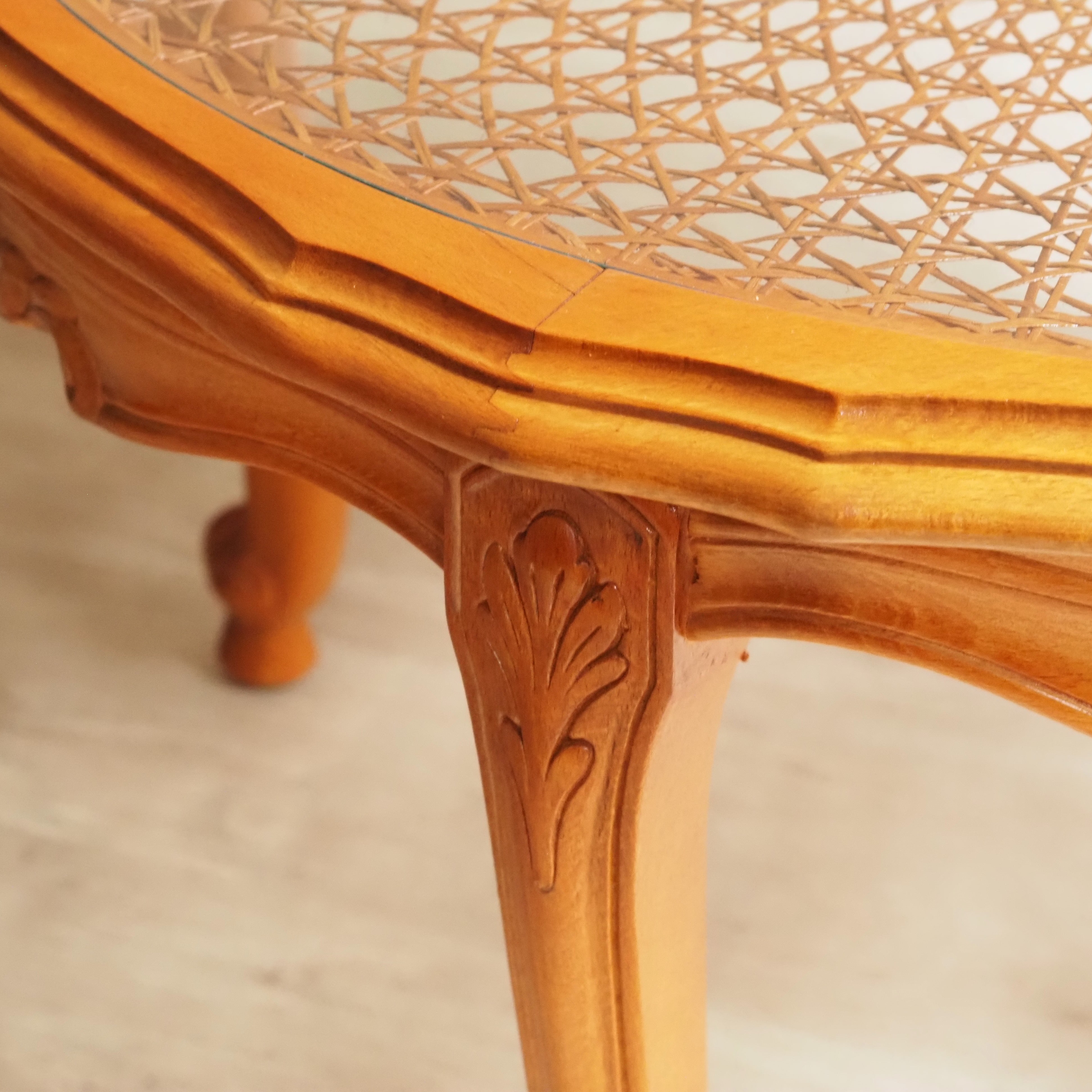 Runder Couchtisch Louis Philippe mit Rohrgeflecht und Glasplatte