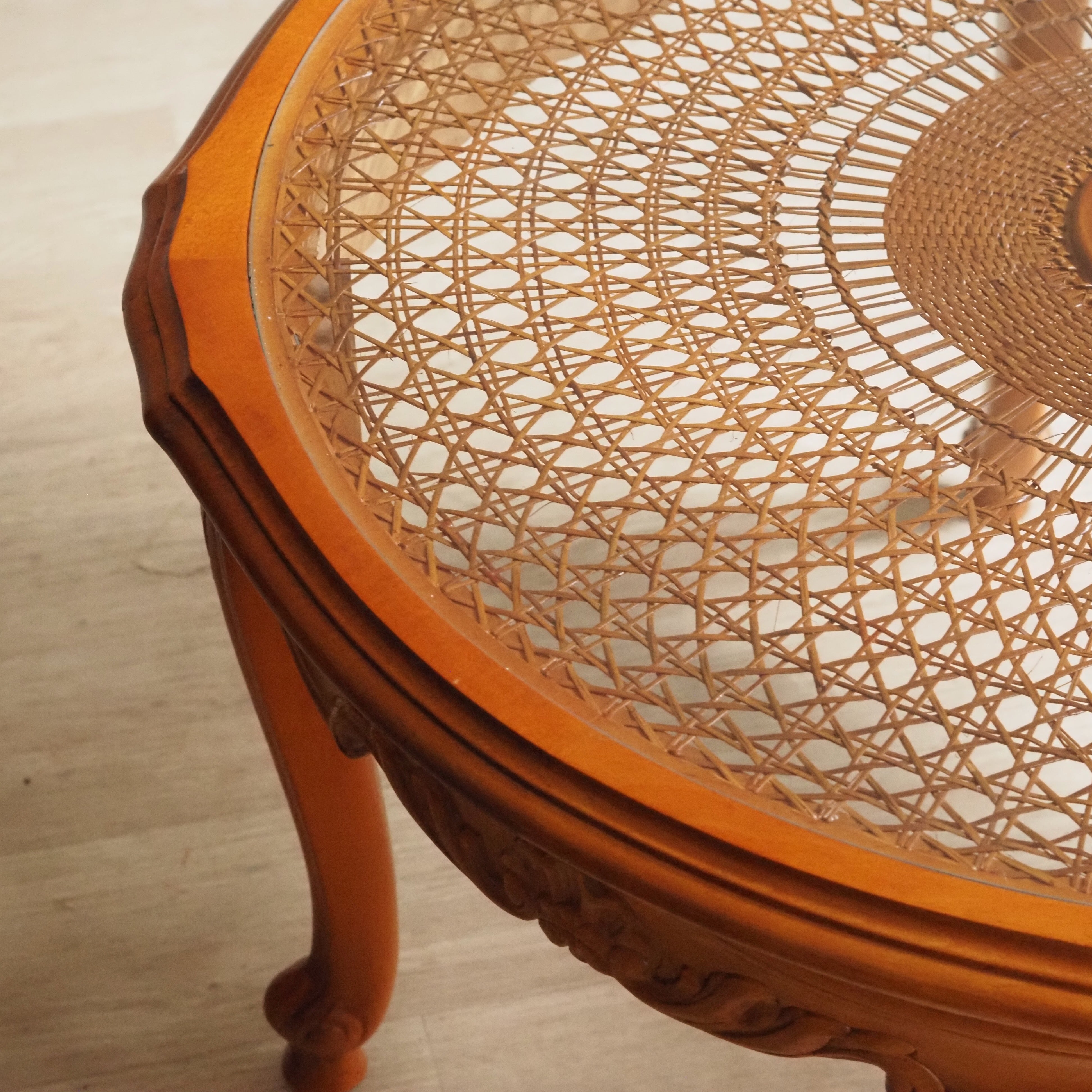 Runder Couchtisch Louis Philippe mit Rohrgeflecht und Glasplatte