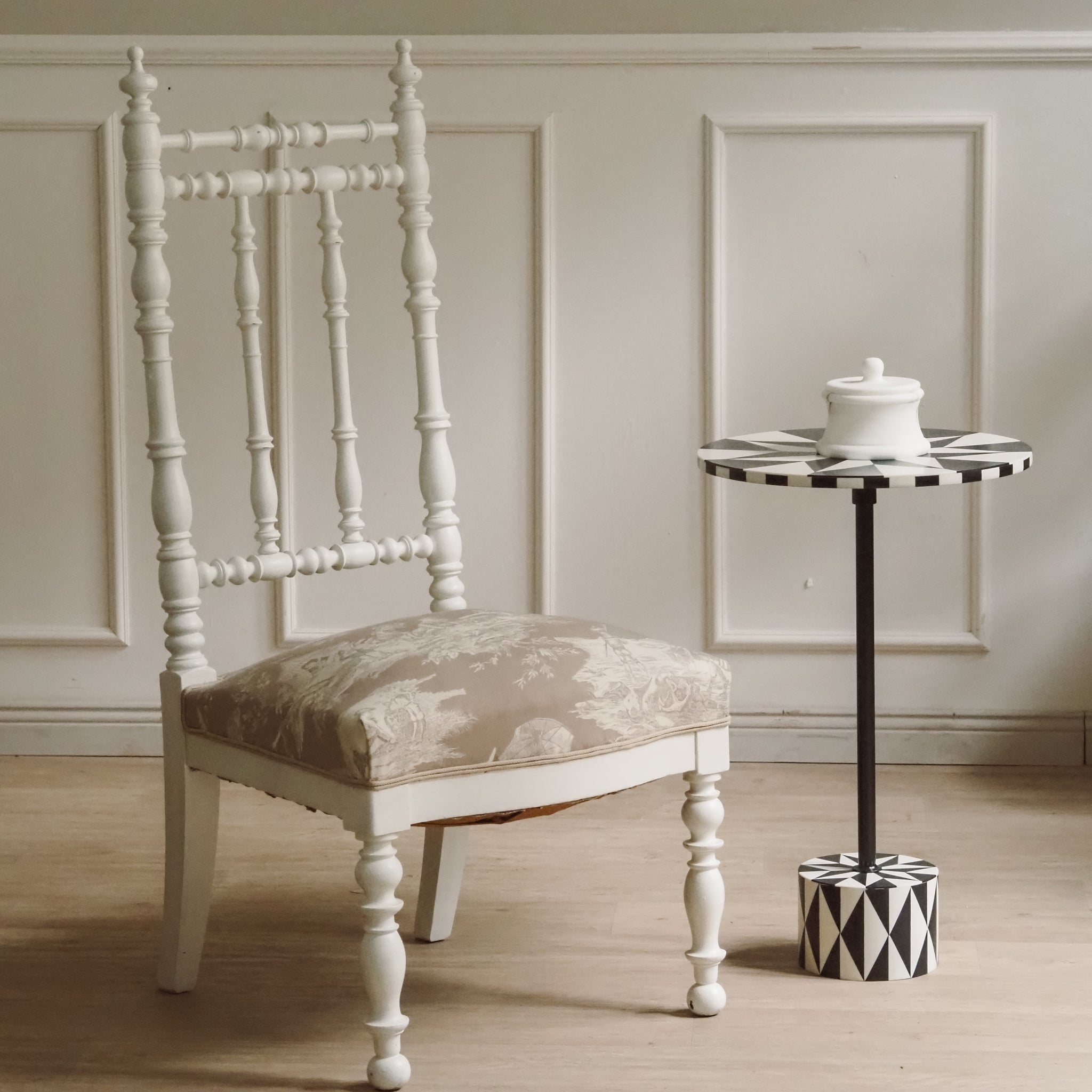 Niedriger Gründerzeit Stuhl mit gedrechselter Rückenlehne - Antik shabby Stil