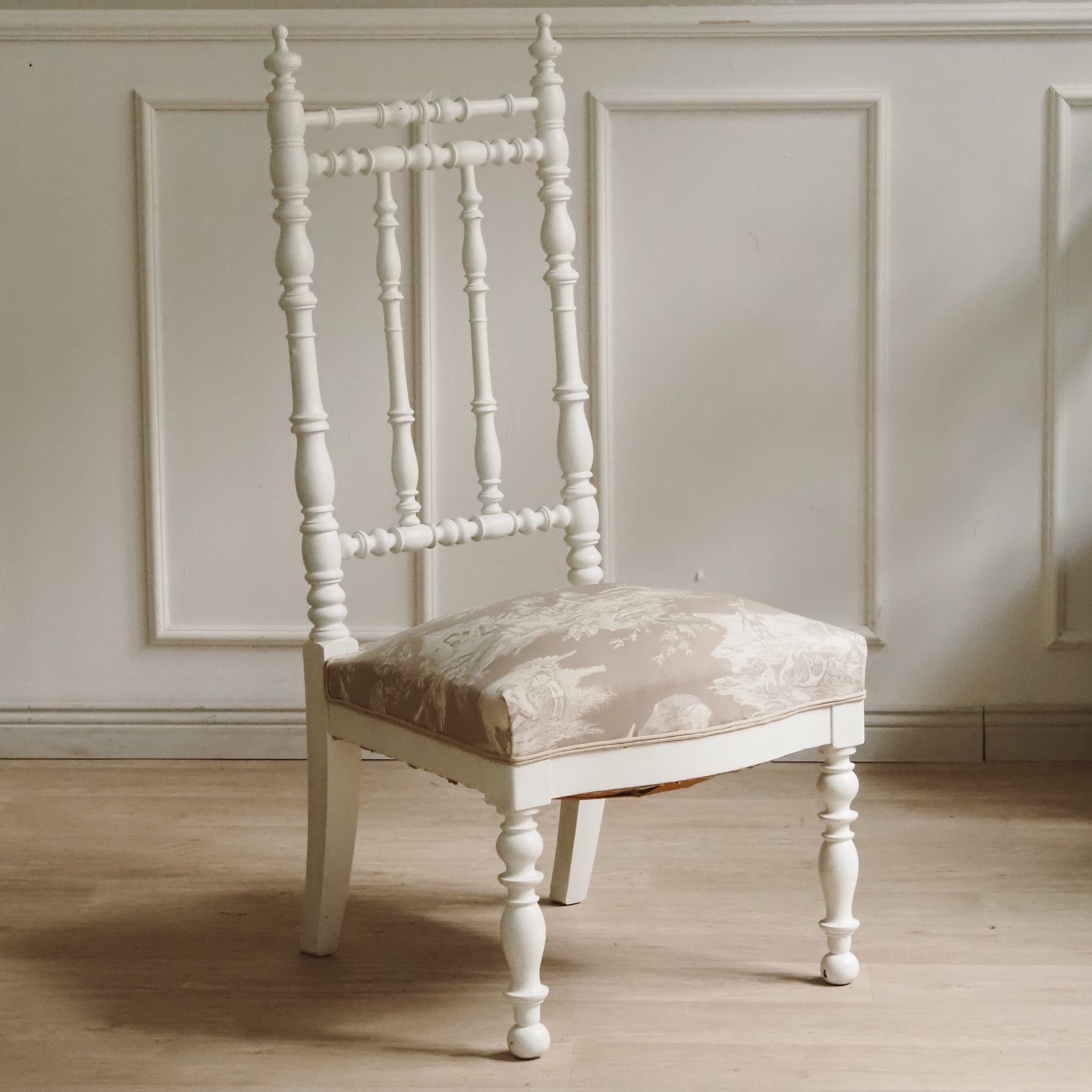 Niedriger Gründerzeit Stuhl mit gedrechselter Rückenlehne - Antik shabby Stil