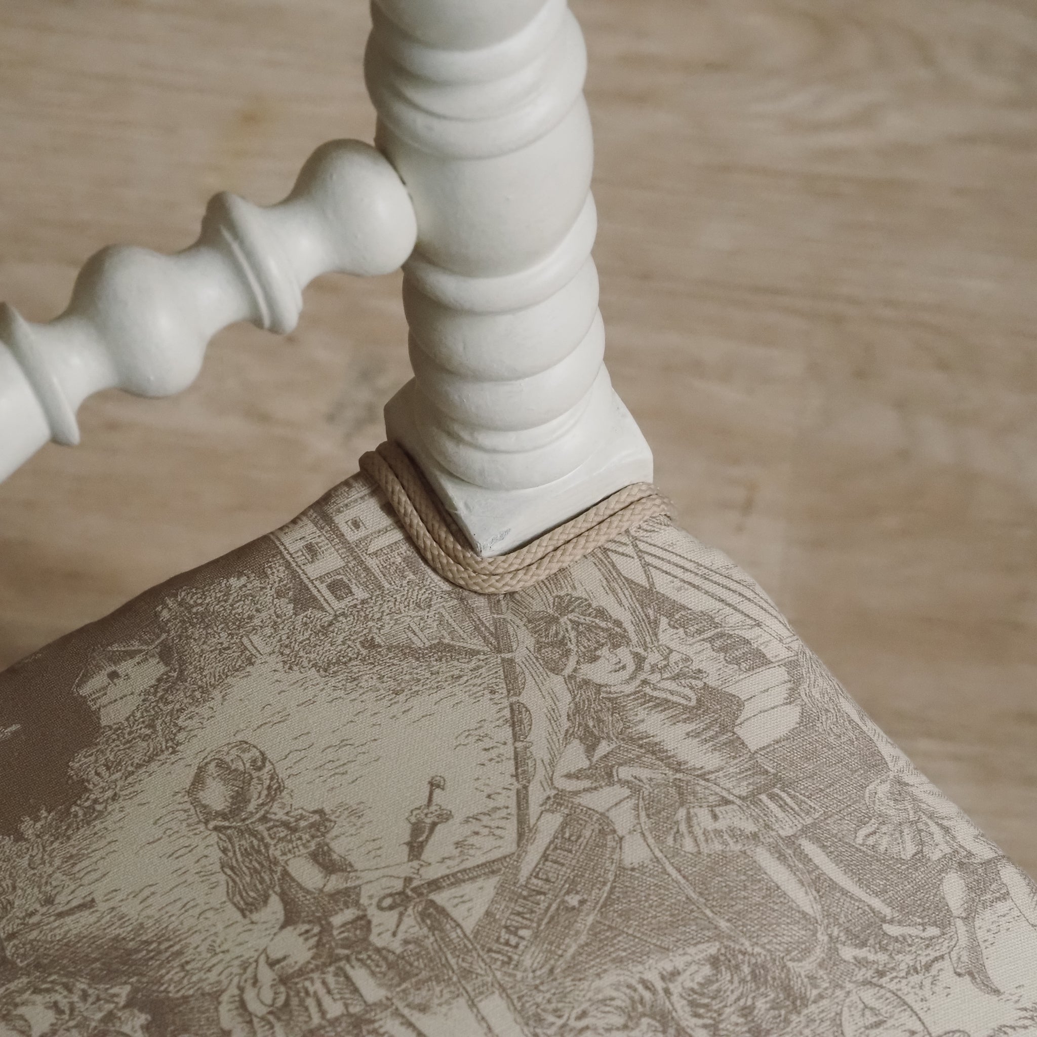 Niedriger Gründerzeit Stuhl mit gedrechselter Rückenlehne - Antik shabby Stil