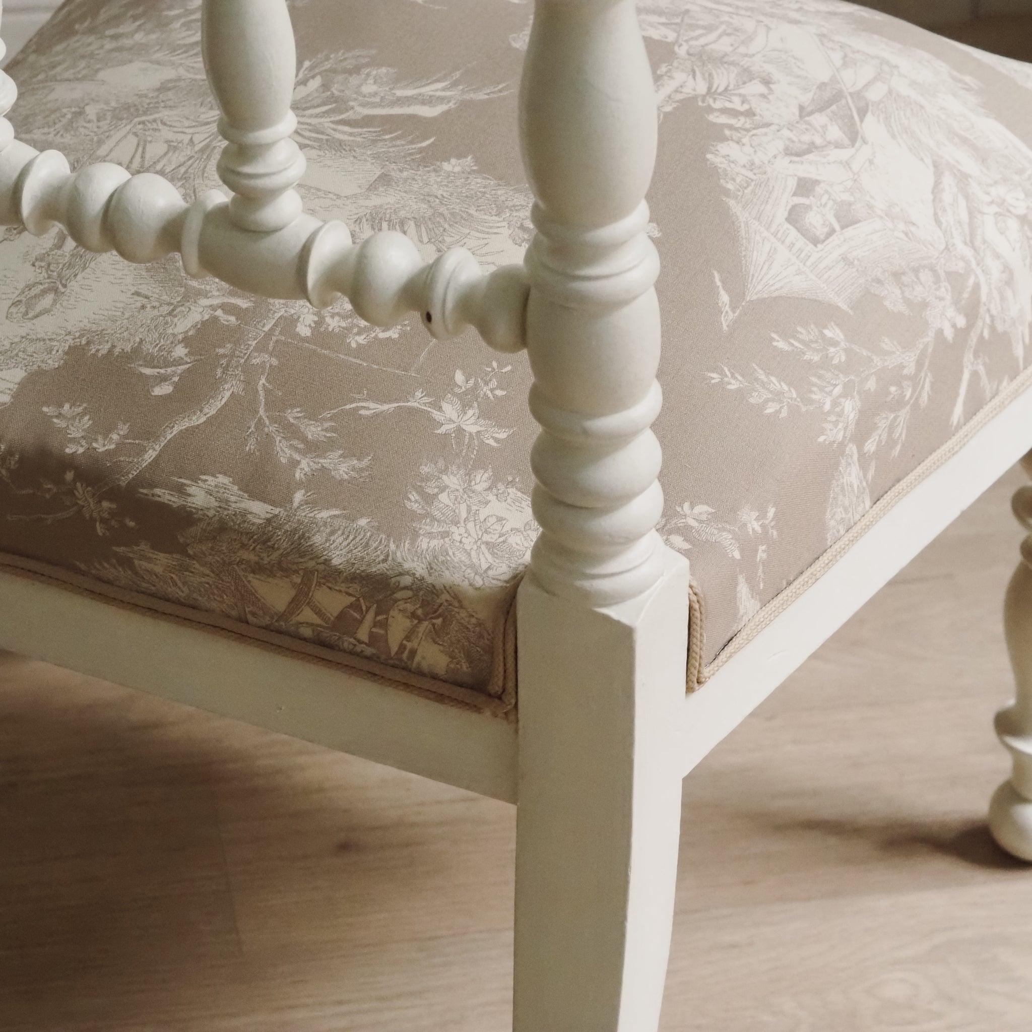 Niedriger Gründerzeit Stuhl mit gedrechselter Rückenlehne - Antik shabby Stil