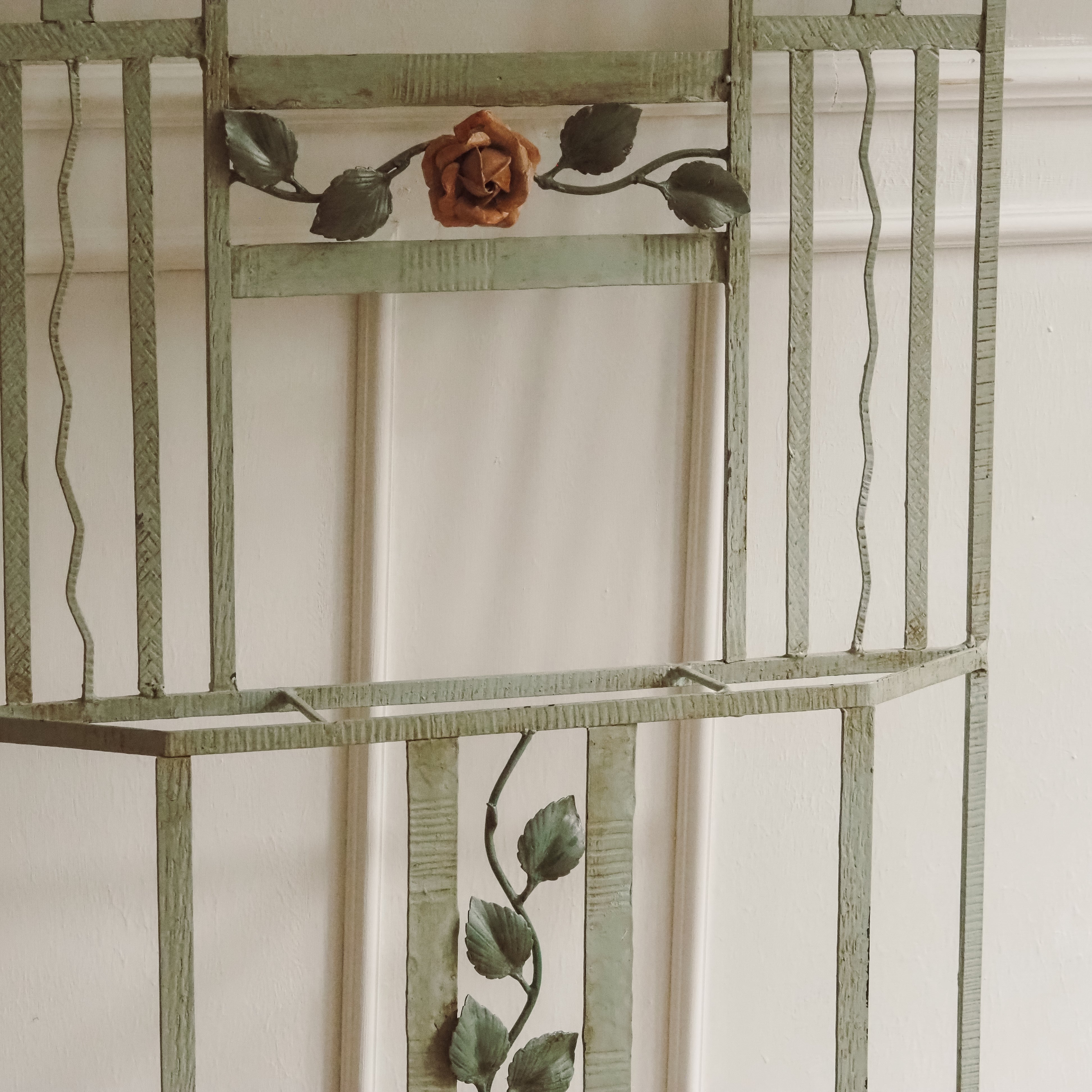 Art-Déco Wandgarderobe mit Spiegel, um 1920