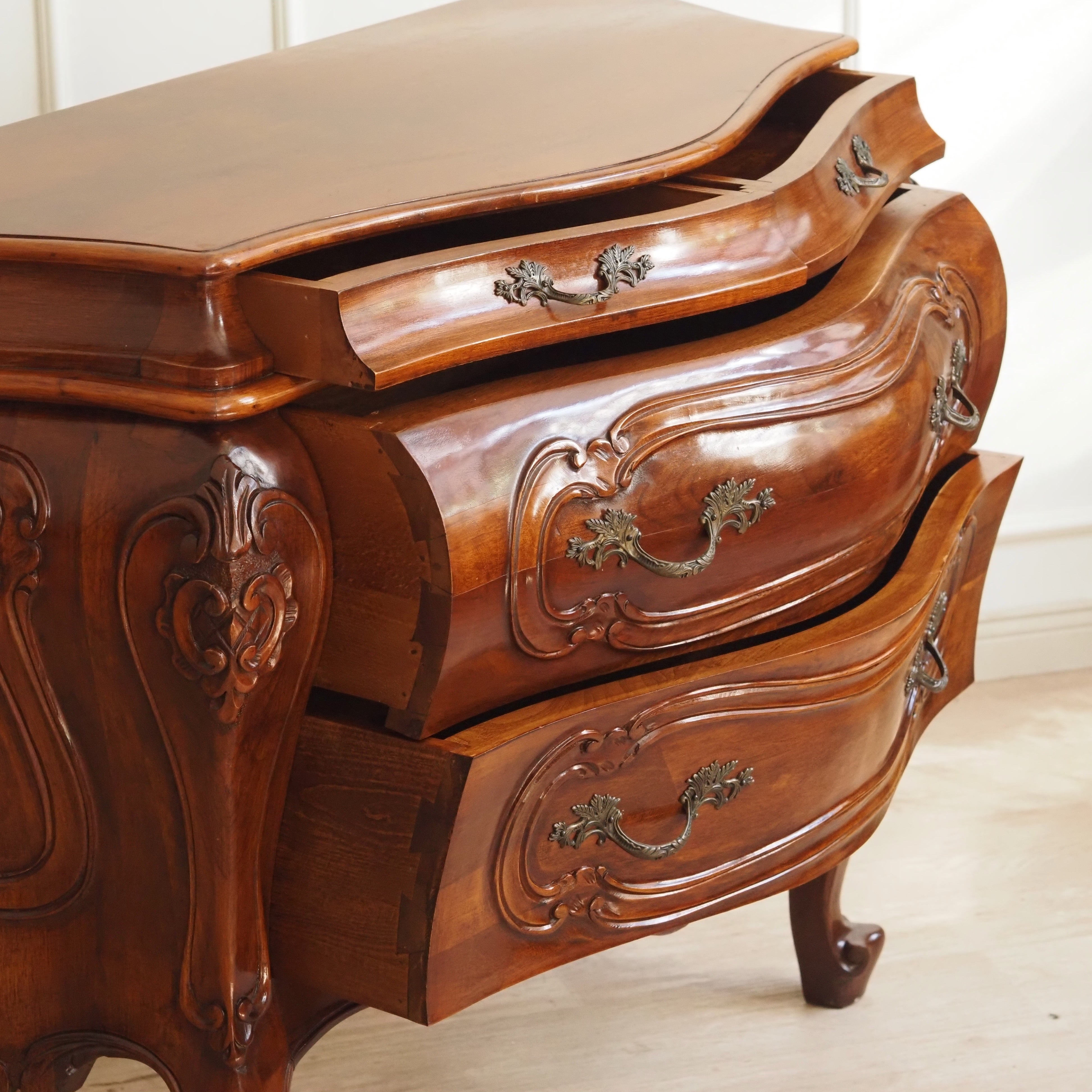 Barock-Kommode Rokoko-Stil, Nussbaum, um 1900