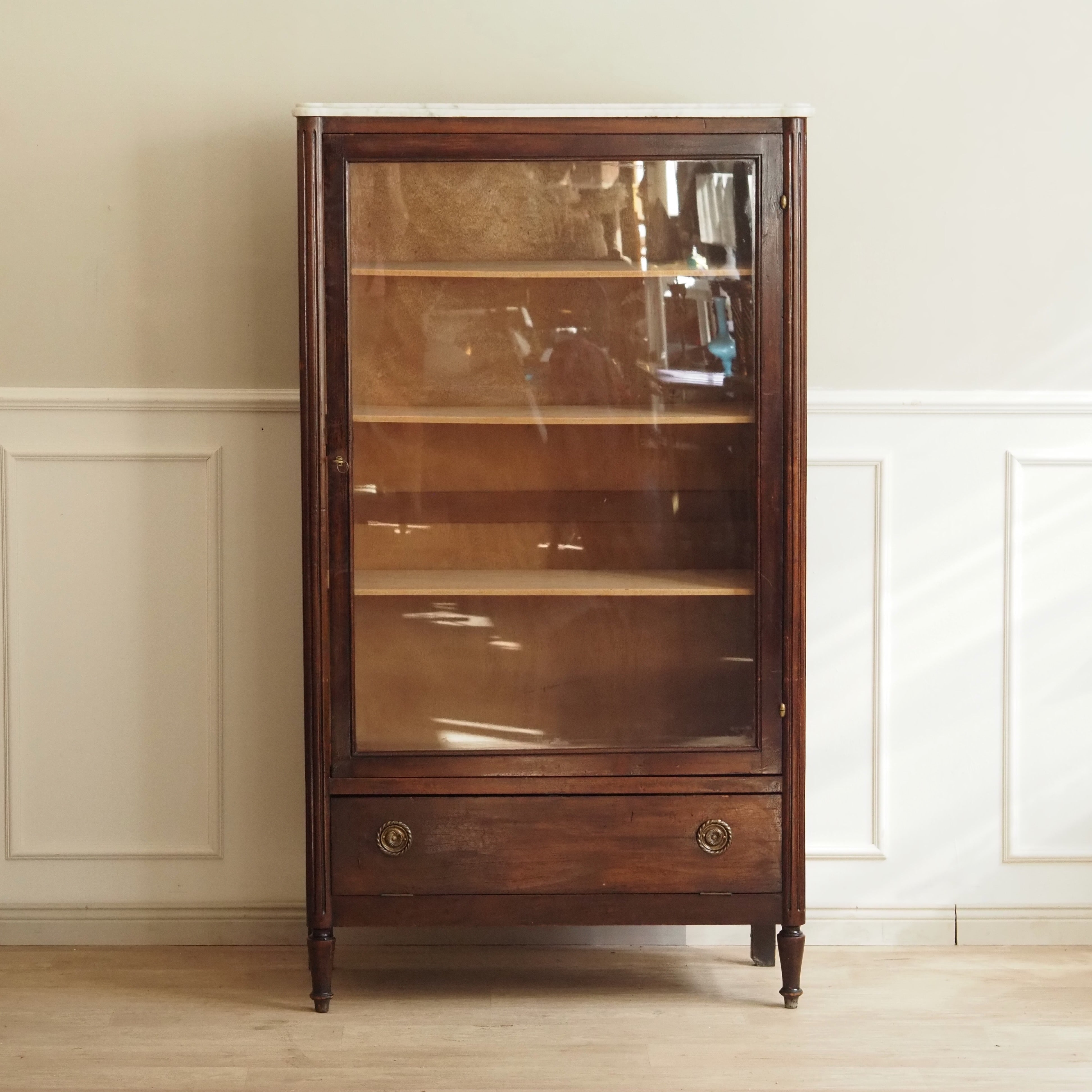 Vitrine Louis-XVI-Stil Marmorplatte um 1900