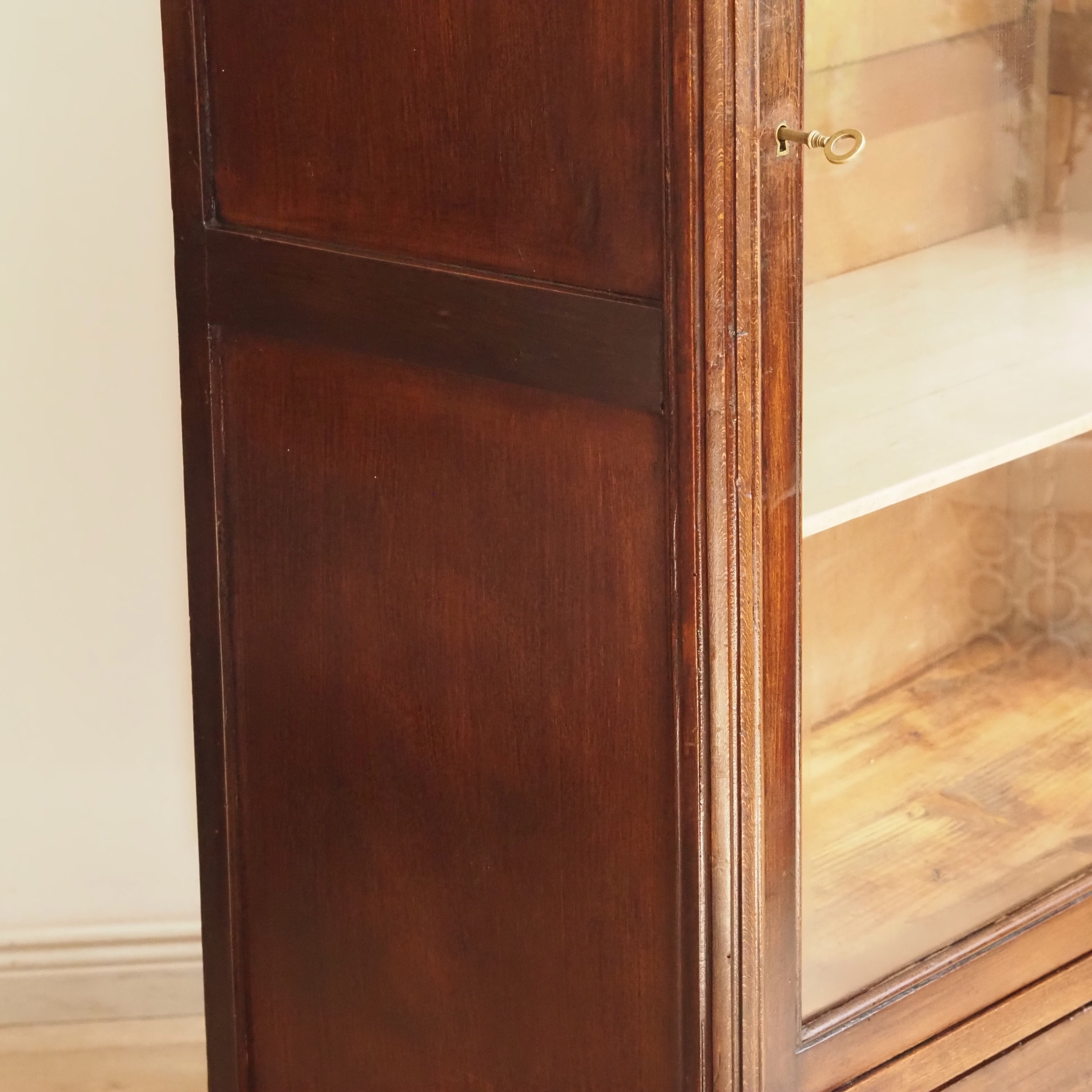 Vitrine Louis-XVI-Stil Marmorplatte um 1900
